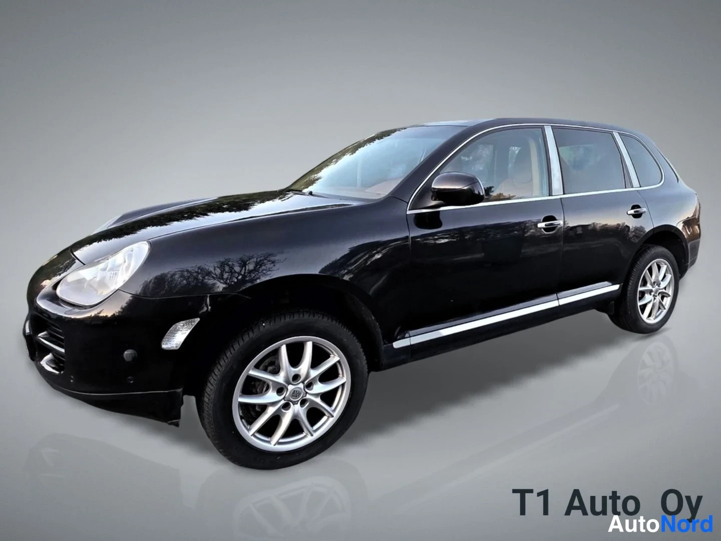 Musta Porsche Cayenne 2005, etuviisto, keula vasemmalle, kuva 3