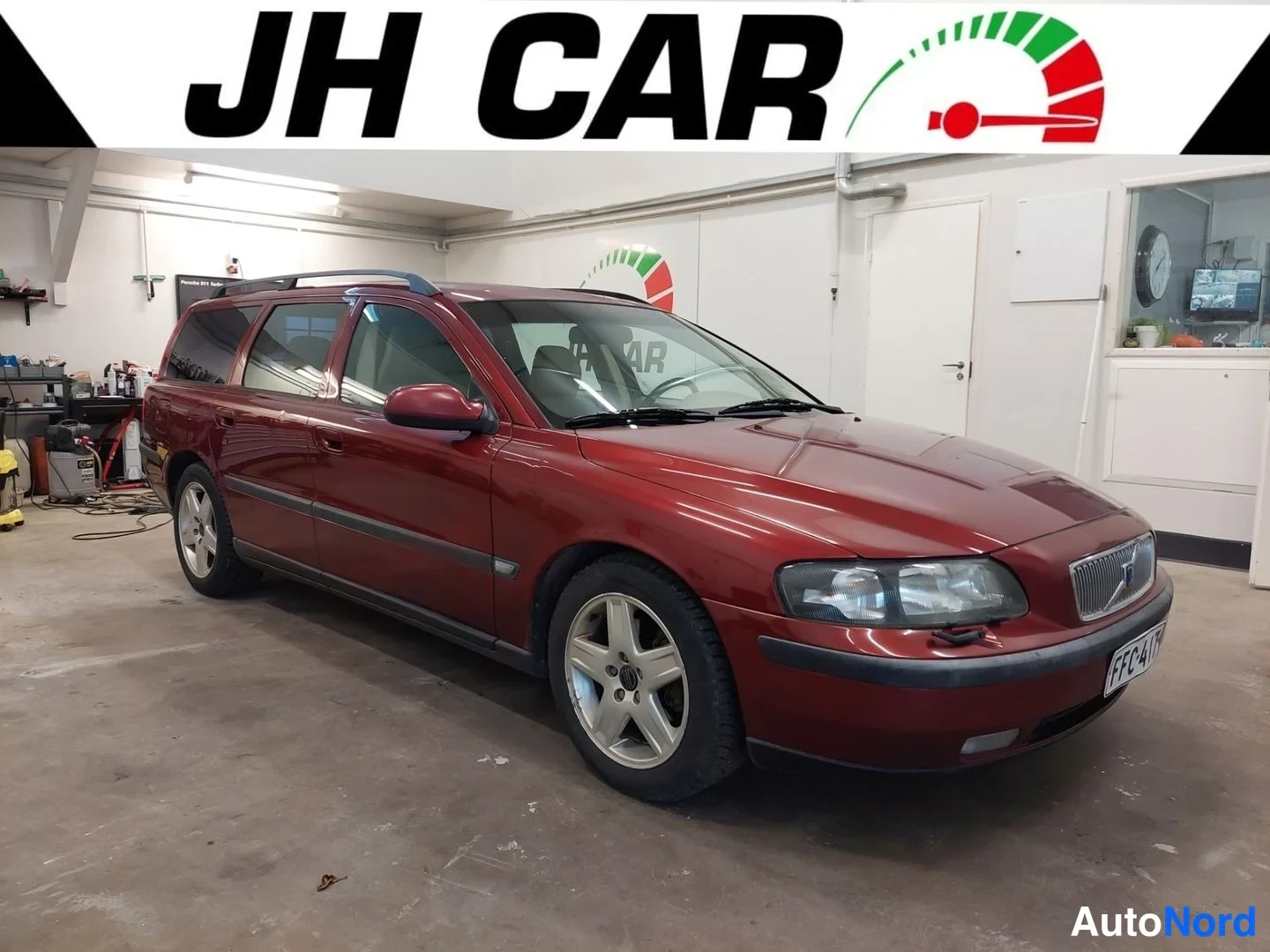 Punainen Volvo V70 2001, etuviisto, keula oikealle, kuva 2