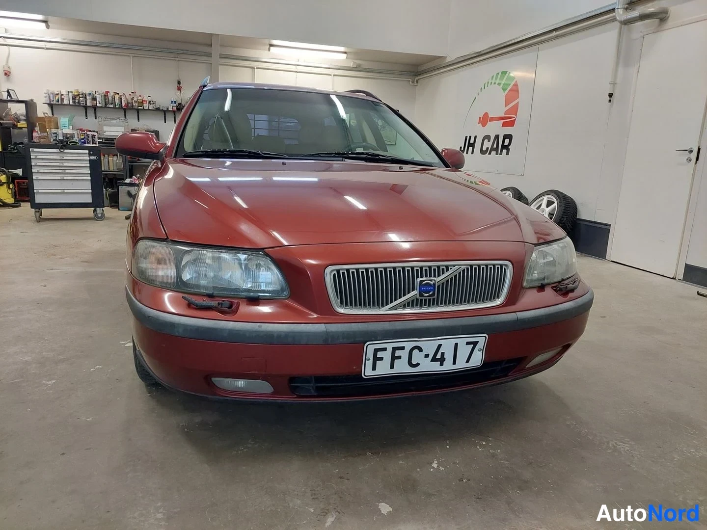Punainen Volvo V70 2001, edestä, kuva 3