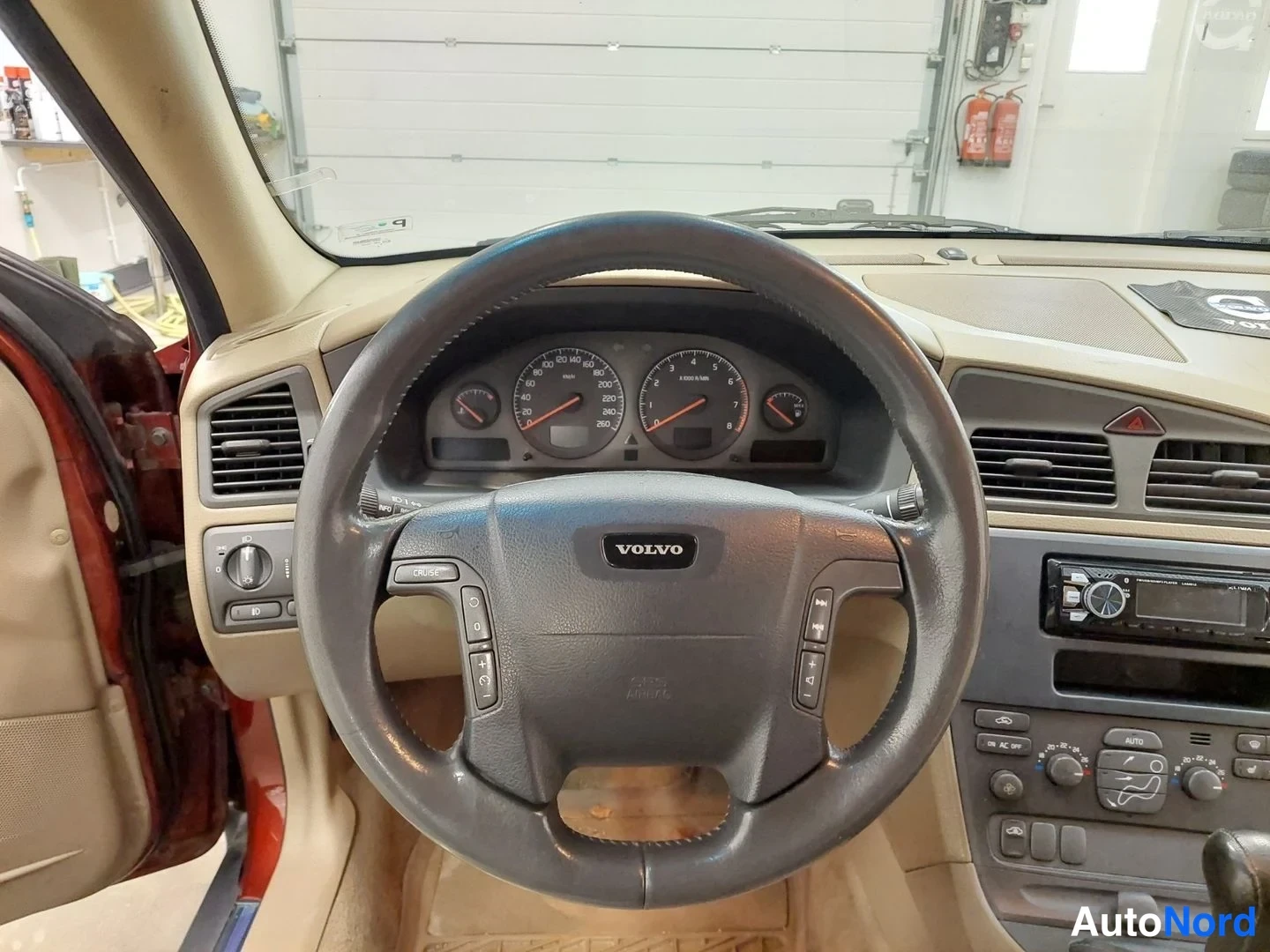 Punainen Volvo V70 2001, yksityiskohta, kuva 15