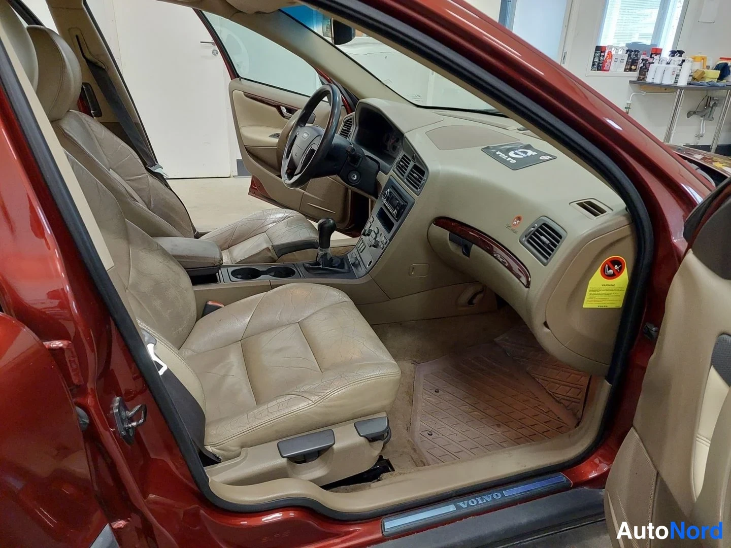 Punainen Volvo V70 2001, etuistuimet, kuva 12