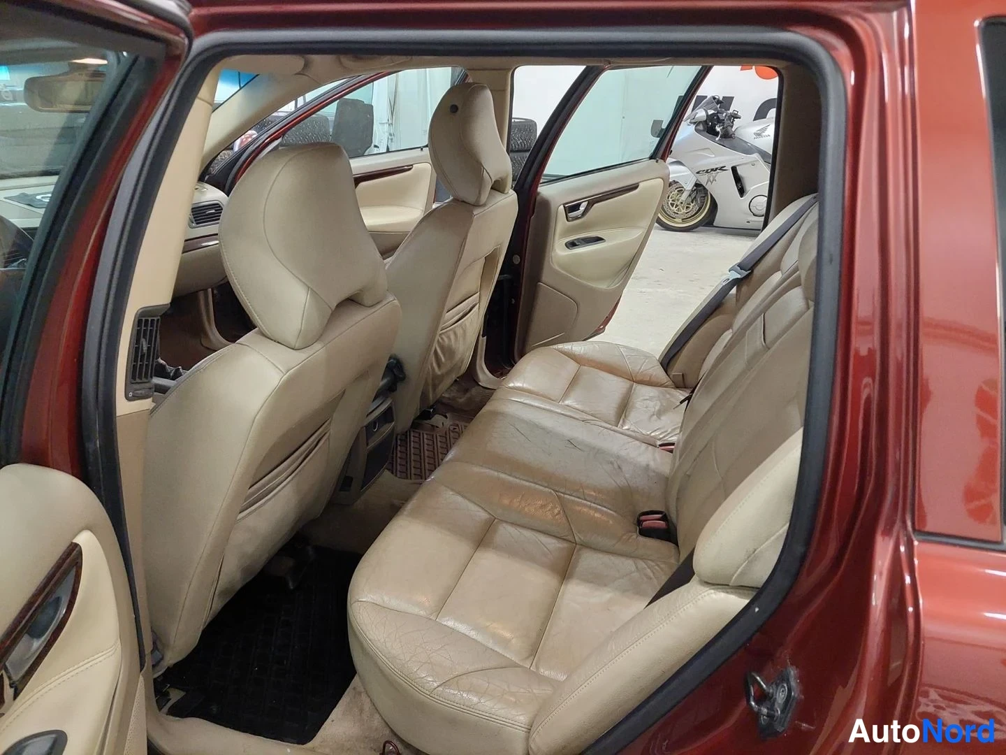Punainen Volvo V70 2001, takaistuimet, kuva 14