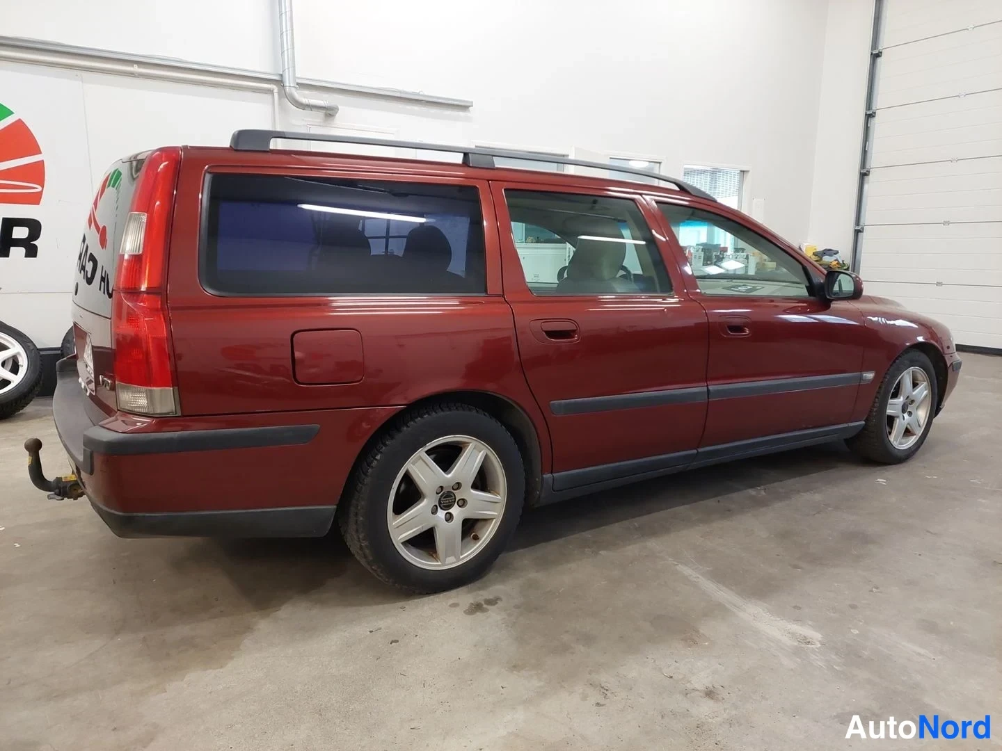 Punainen Volvo V70 2001, takaviisto, kuva 5