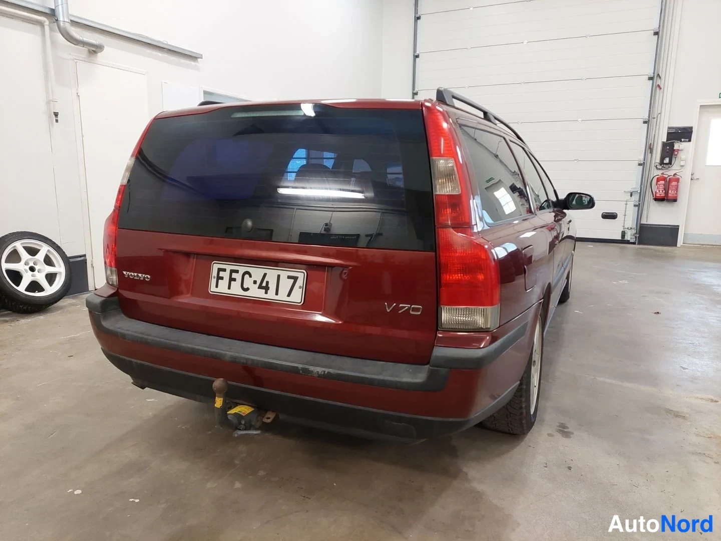 Punainen Volvo V70 2001, takaviisto, kuva 7