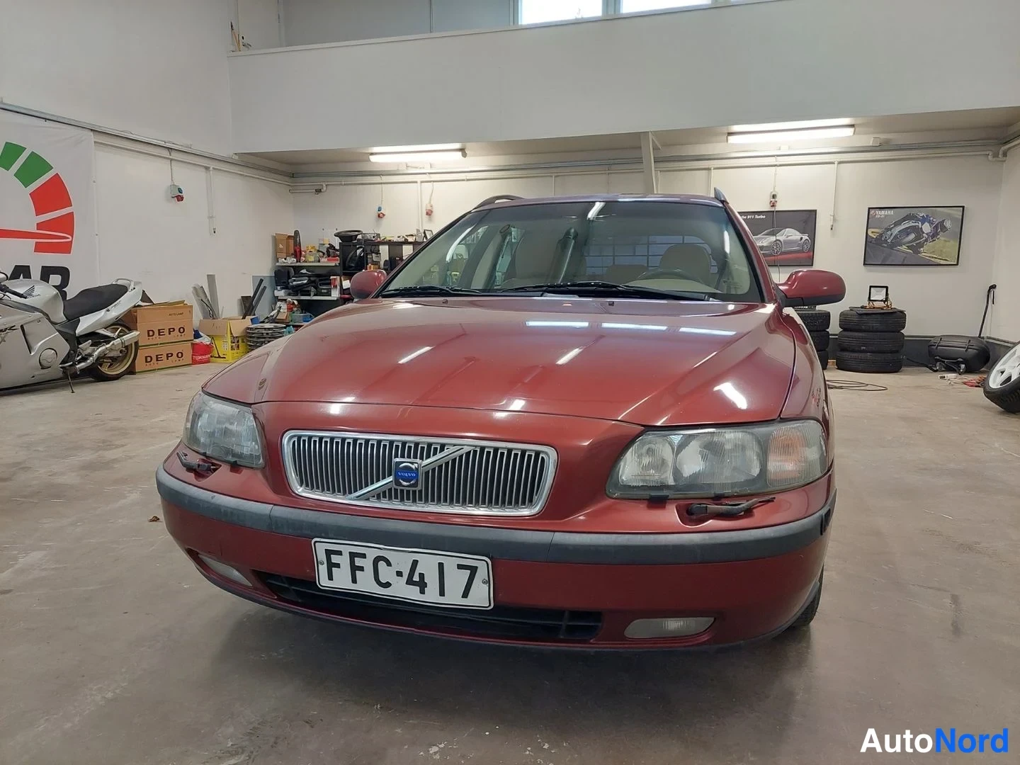 Punainen Volvo V70 2001, edestä, kuva 4