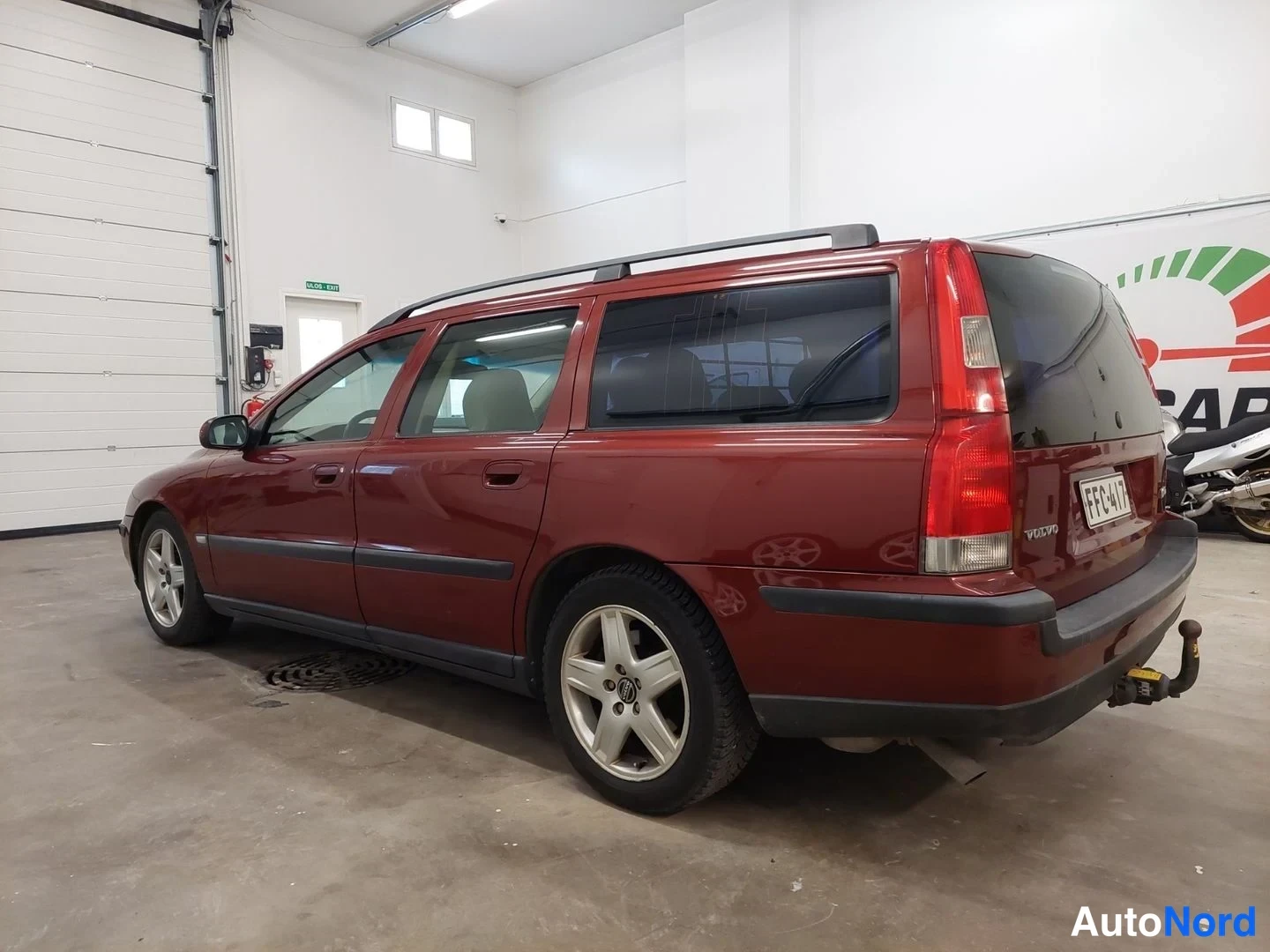 Punainen Volvo V70 2001, takaviisto, kuva 6