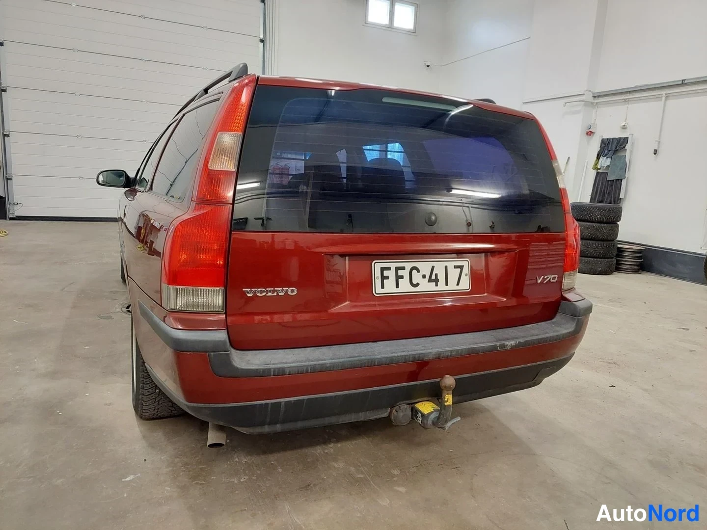 Punainen Volvo V70 2001, takaa, kuva 8