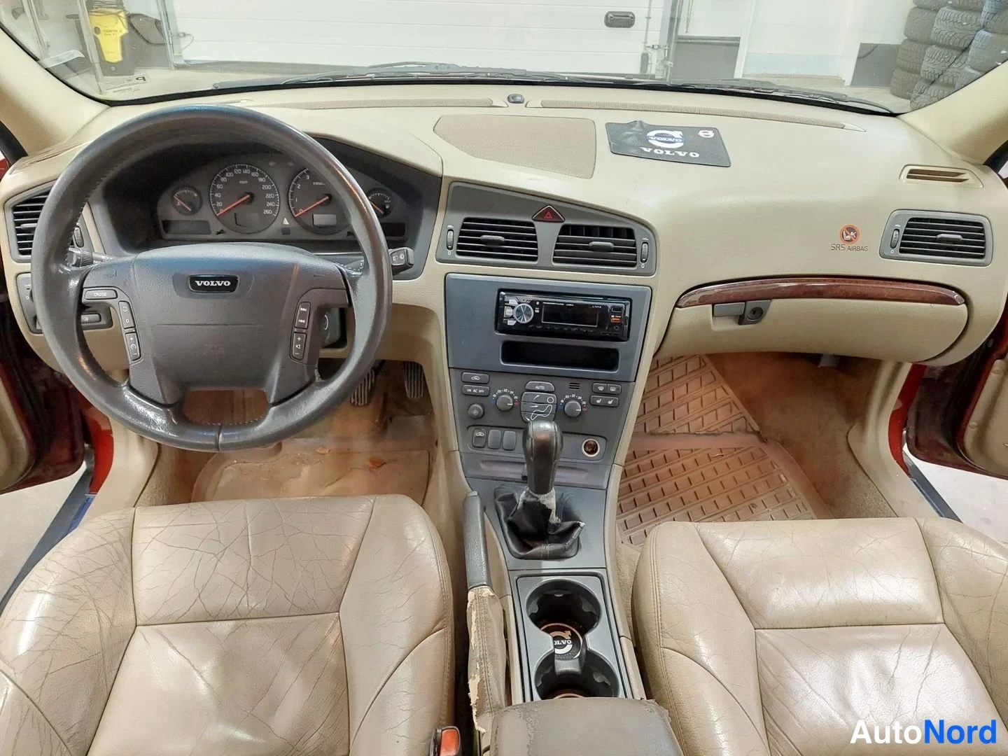 Punainen Volvo V70 2001, ohjaamo, kuva 9