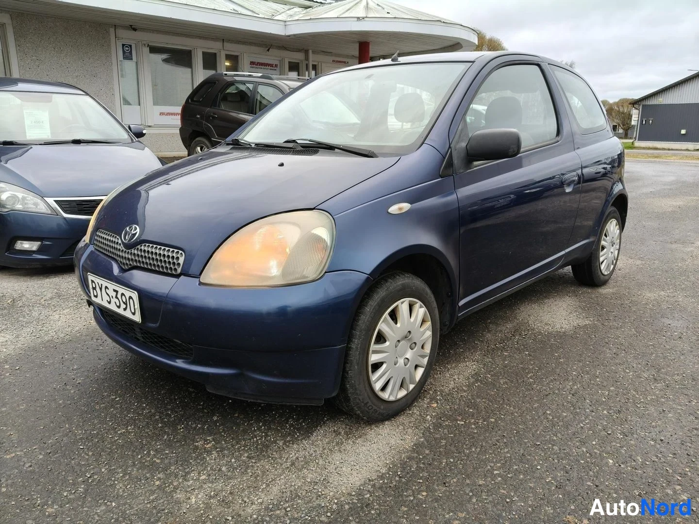 Sininen Toyota Yaris 2000, etuviisto, keula vasemmalle, kuva 2