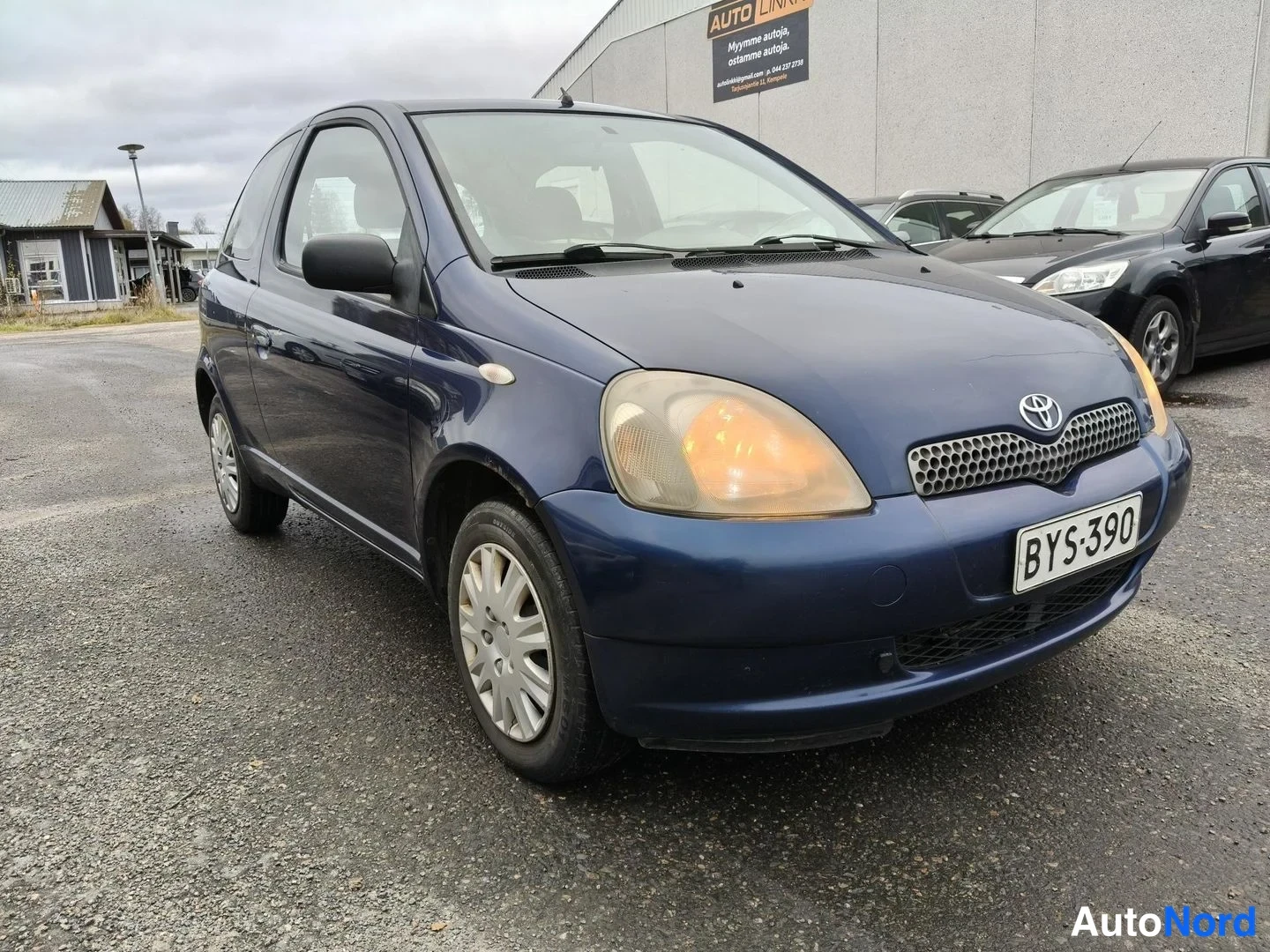 Sininen Toyota Yaris 2000, etuviisto, keula oikealle, kuva 3