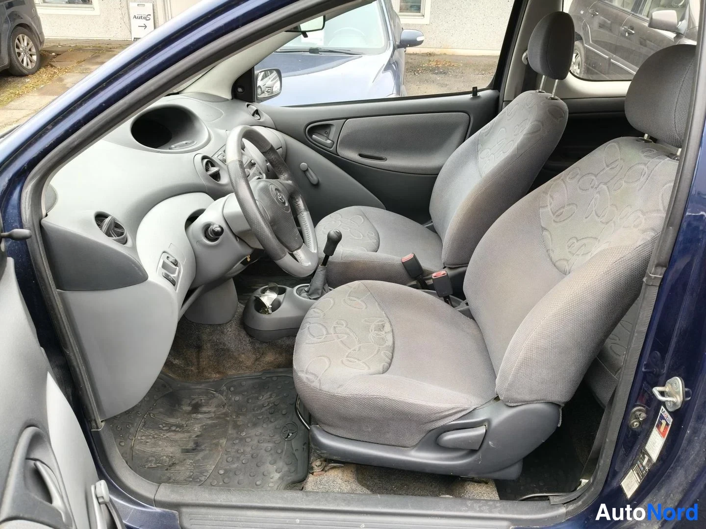 Sininen Toyota Yaris 2000, etuistuimet, kuva 6