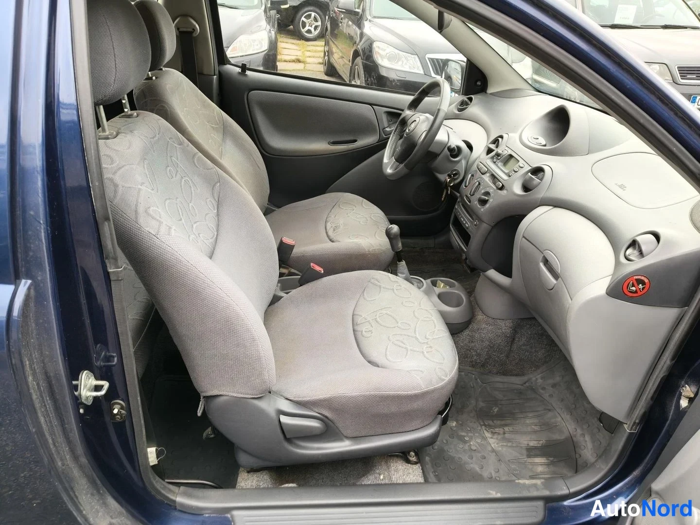 Sininen Toyota Yaris 2000, etuistuimet, kuva 7