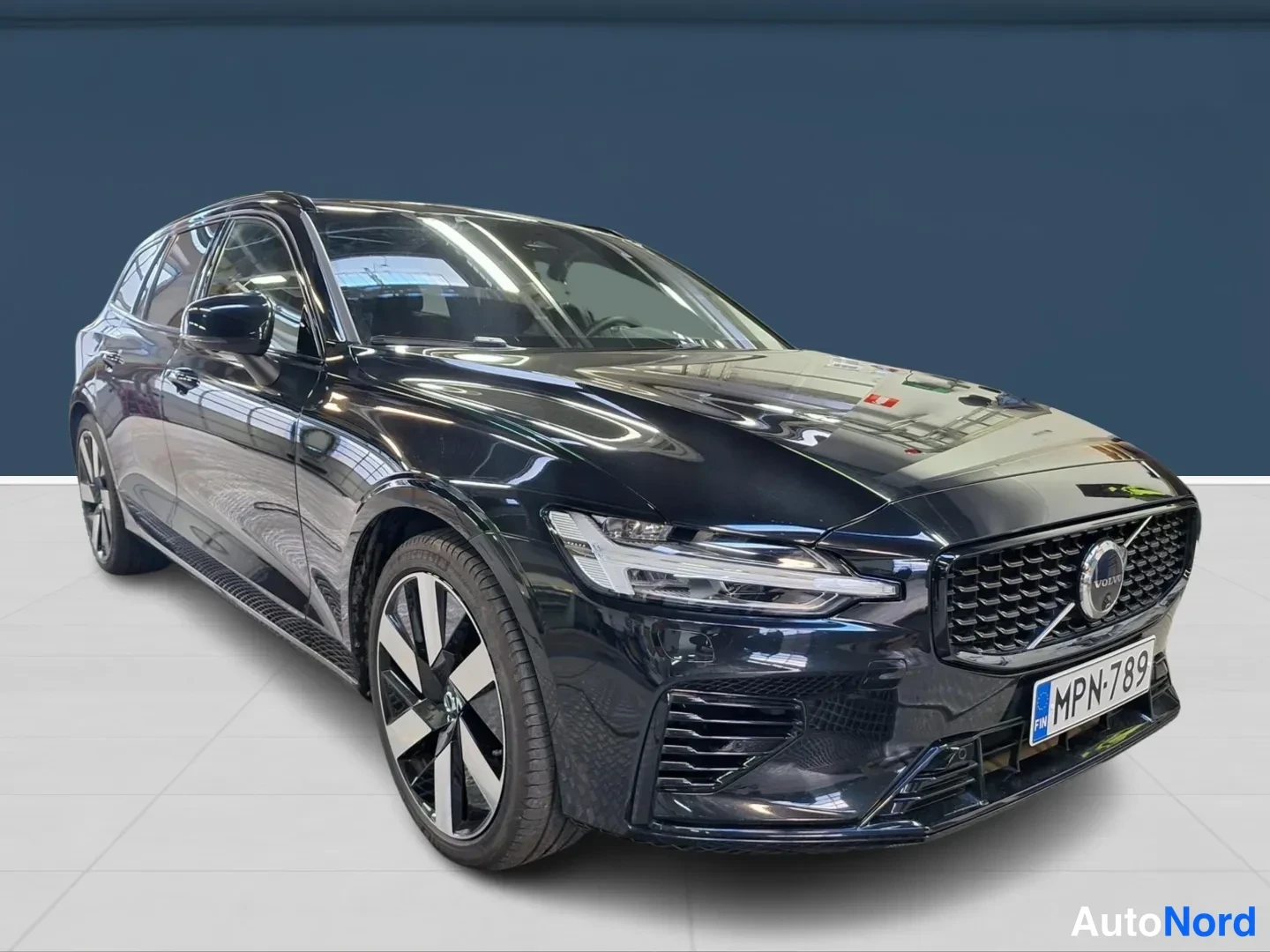 Musta Volvo V60 2024, etuviisto, keula oikealle, kuva 2