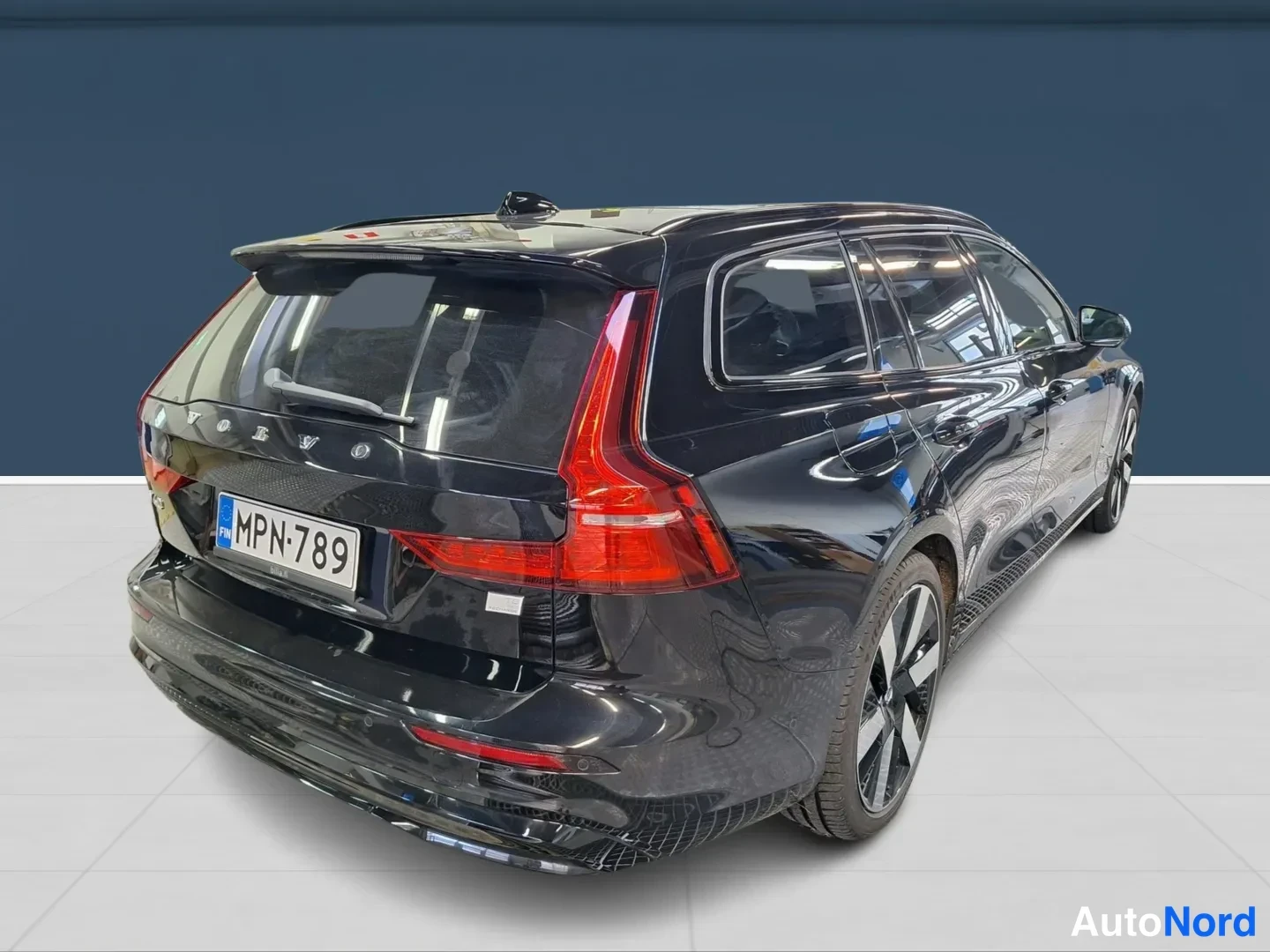 Musta Volvo V60 2024, takaviisto, kuva 3