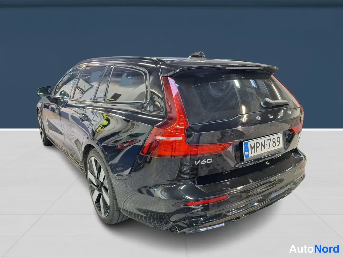 Musta Volvo V60 2024, takaviisto, kuva 4