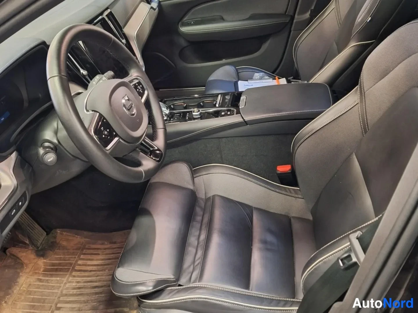 Musta Volvo V60 2024, ohjaamo, kuva 5