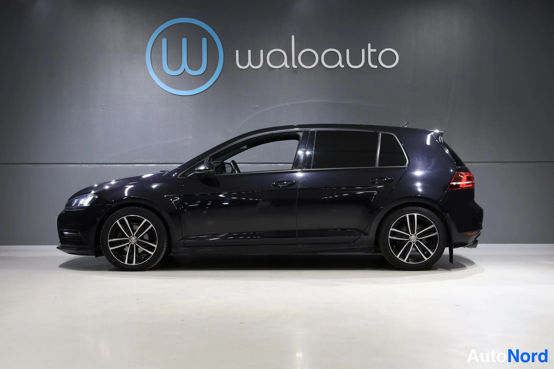 Musta Volkswagen Golf 2015, sivulta, kuva 5