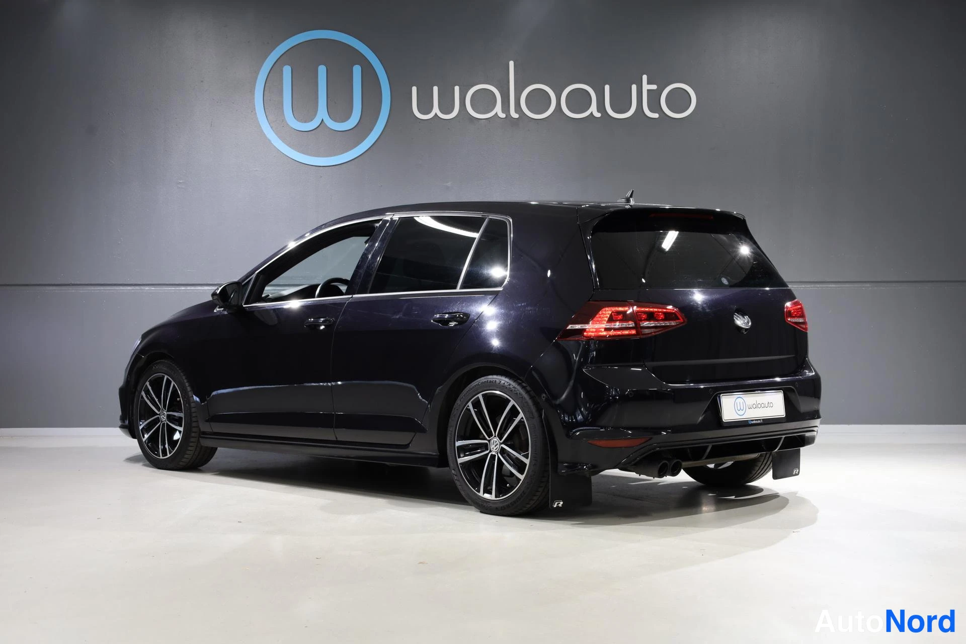 Musta Volkswagen Golf 2015, takaviisto, kuva 6