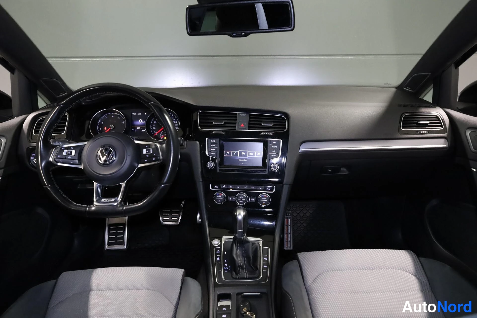 Musta Volkswagen Golf 2015, ohjaamo, kuva 10