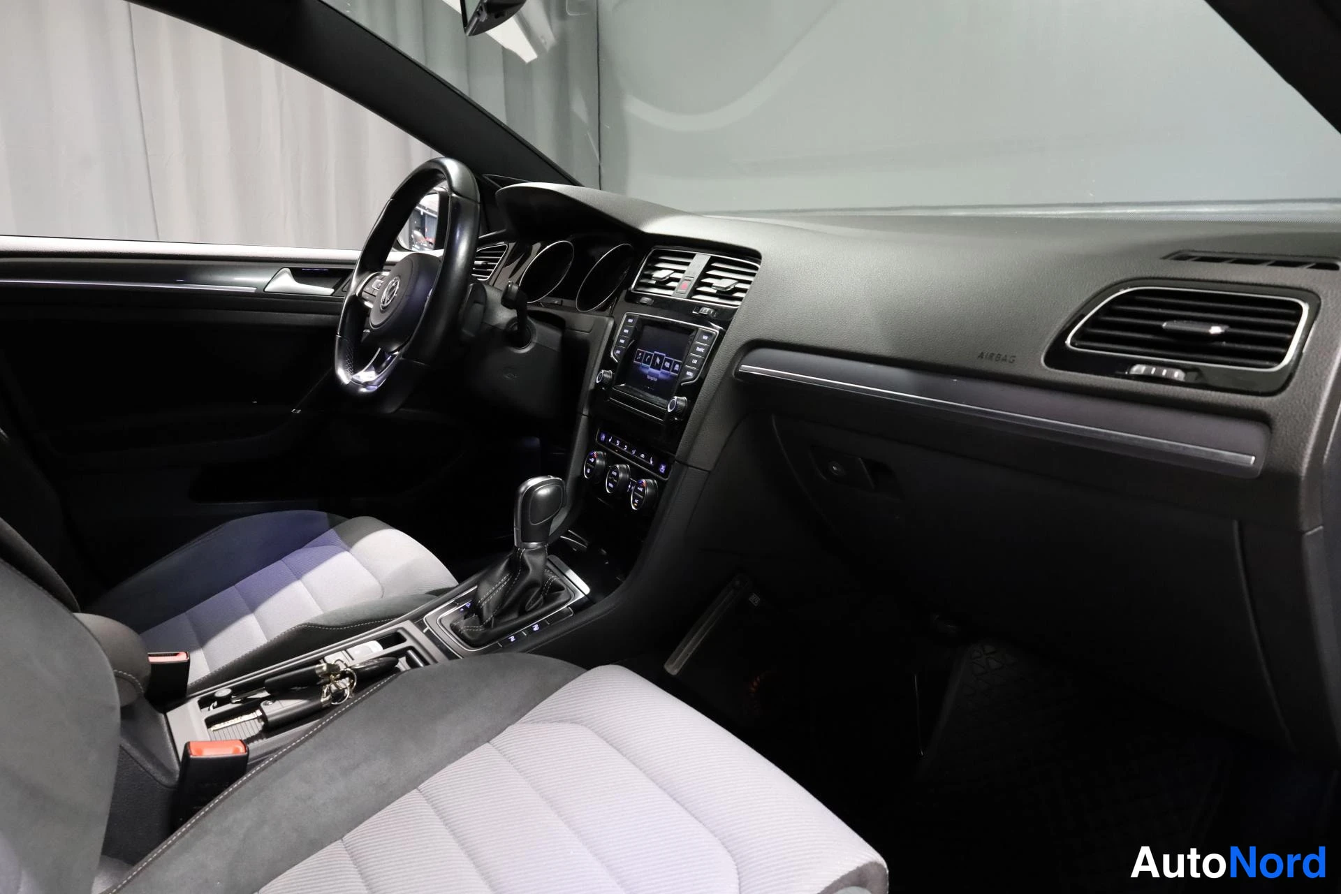 Musta Volkswagen Golf 2015, ohjaamo, kuva 11