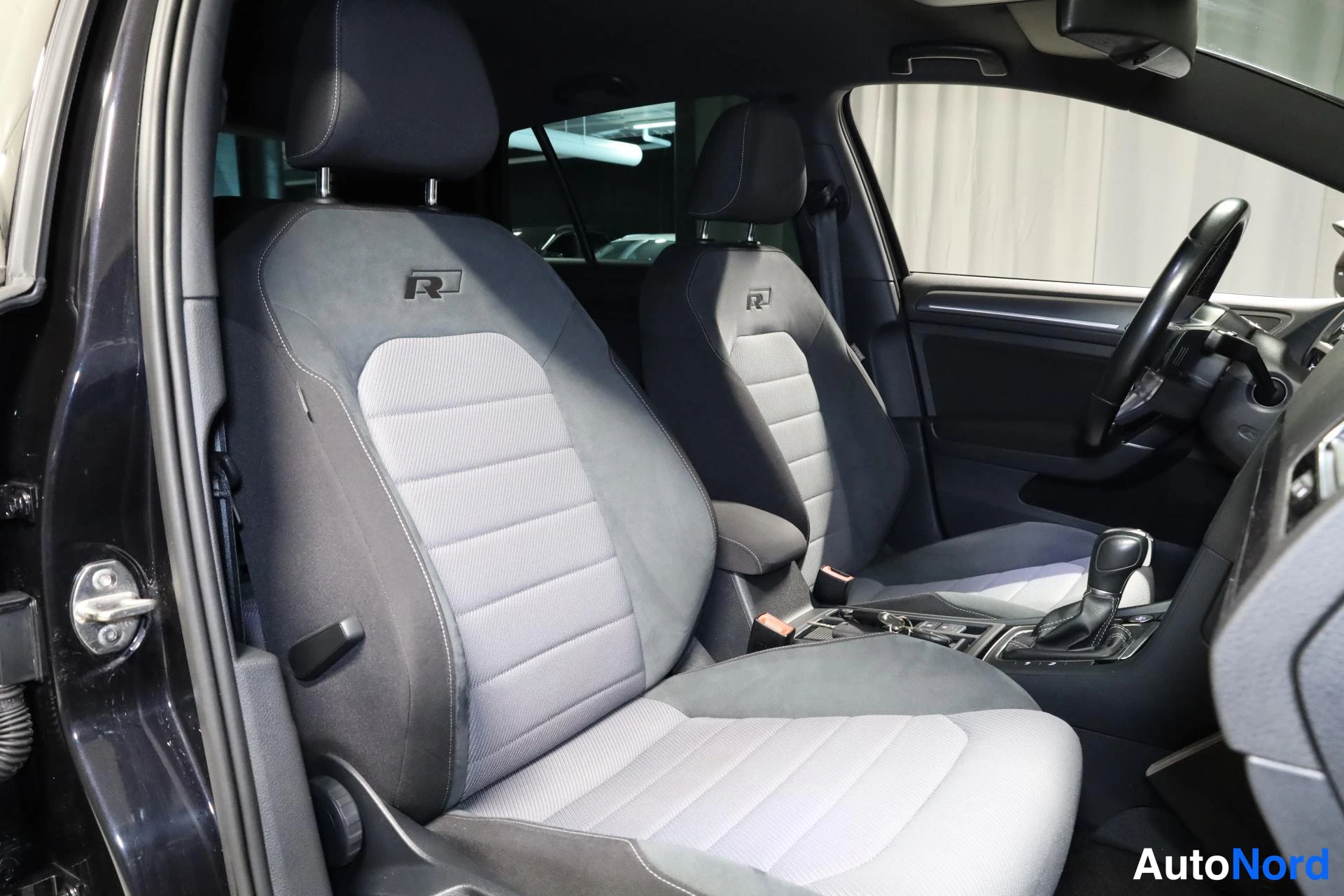 Musta Volkswagen Golf 2015, etuistuimet, kuva 15