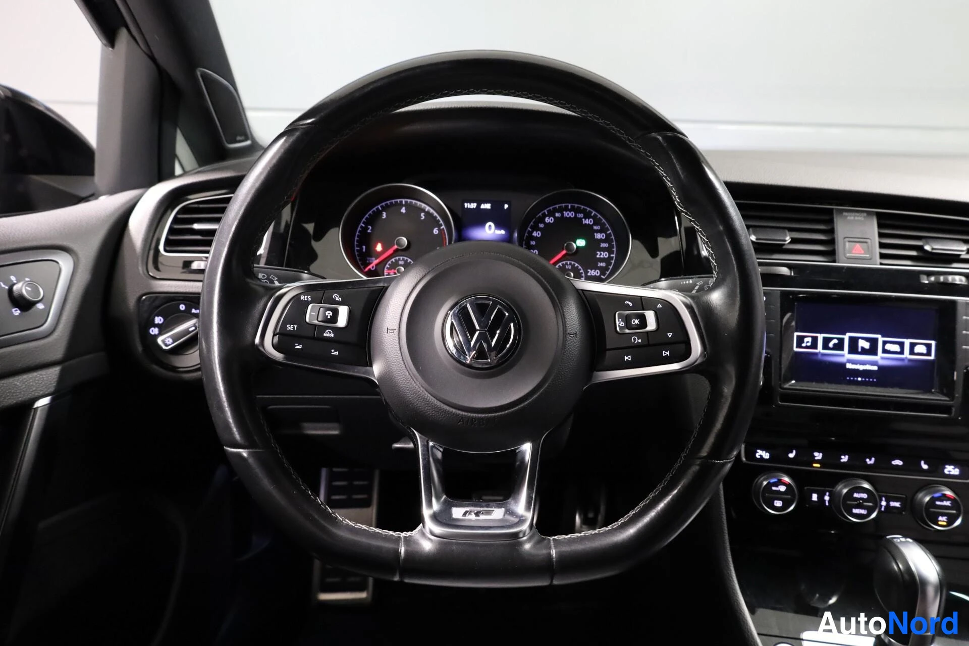 Musta Volkswagen Golf 2015, ohjaamo, kuva 12