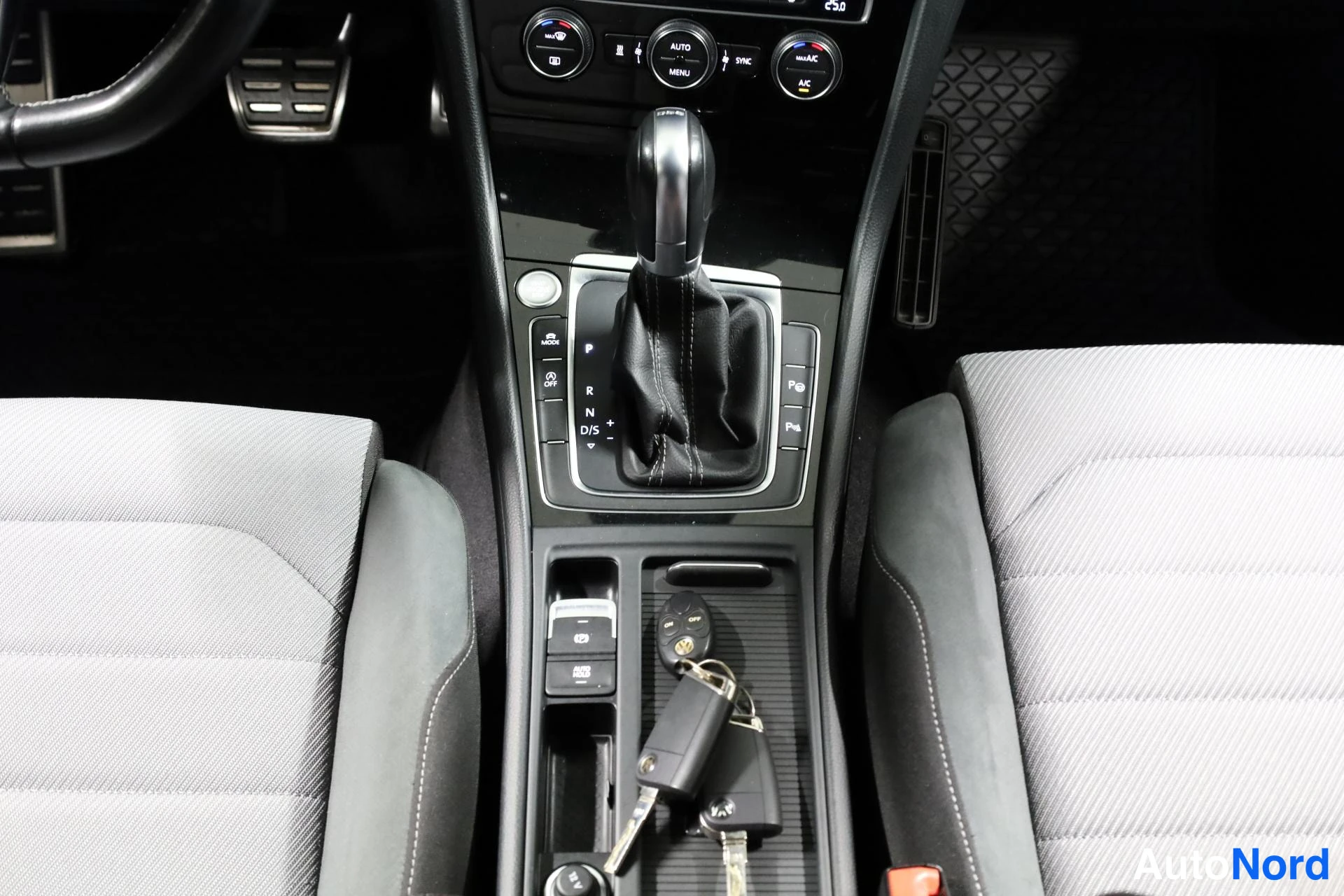 Musta Volkswagen Golf 2015, ohjaamo, kuva 13