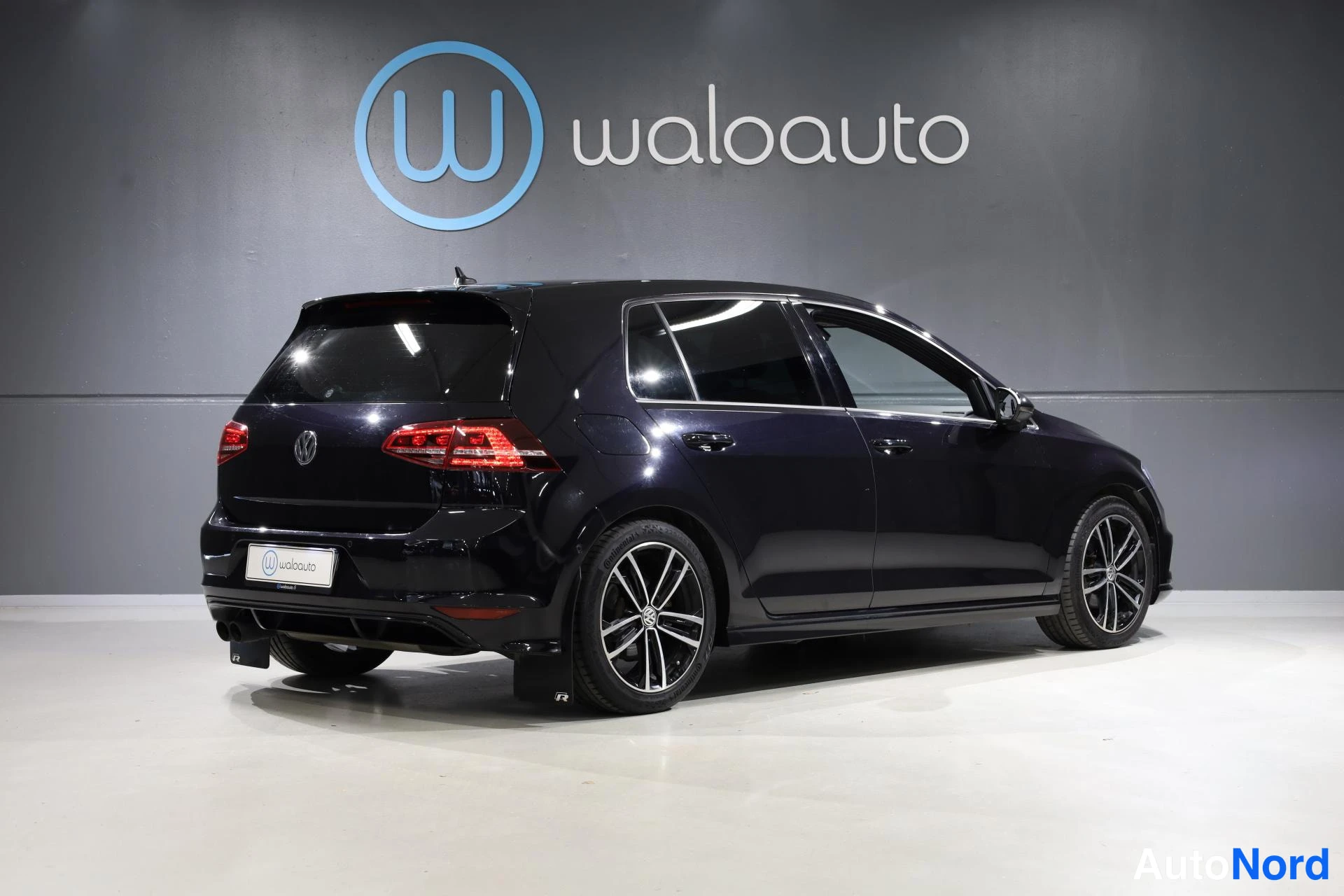 Musta Volkswagen Golf 2015, takaviisto, kuva 7