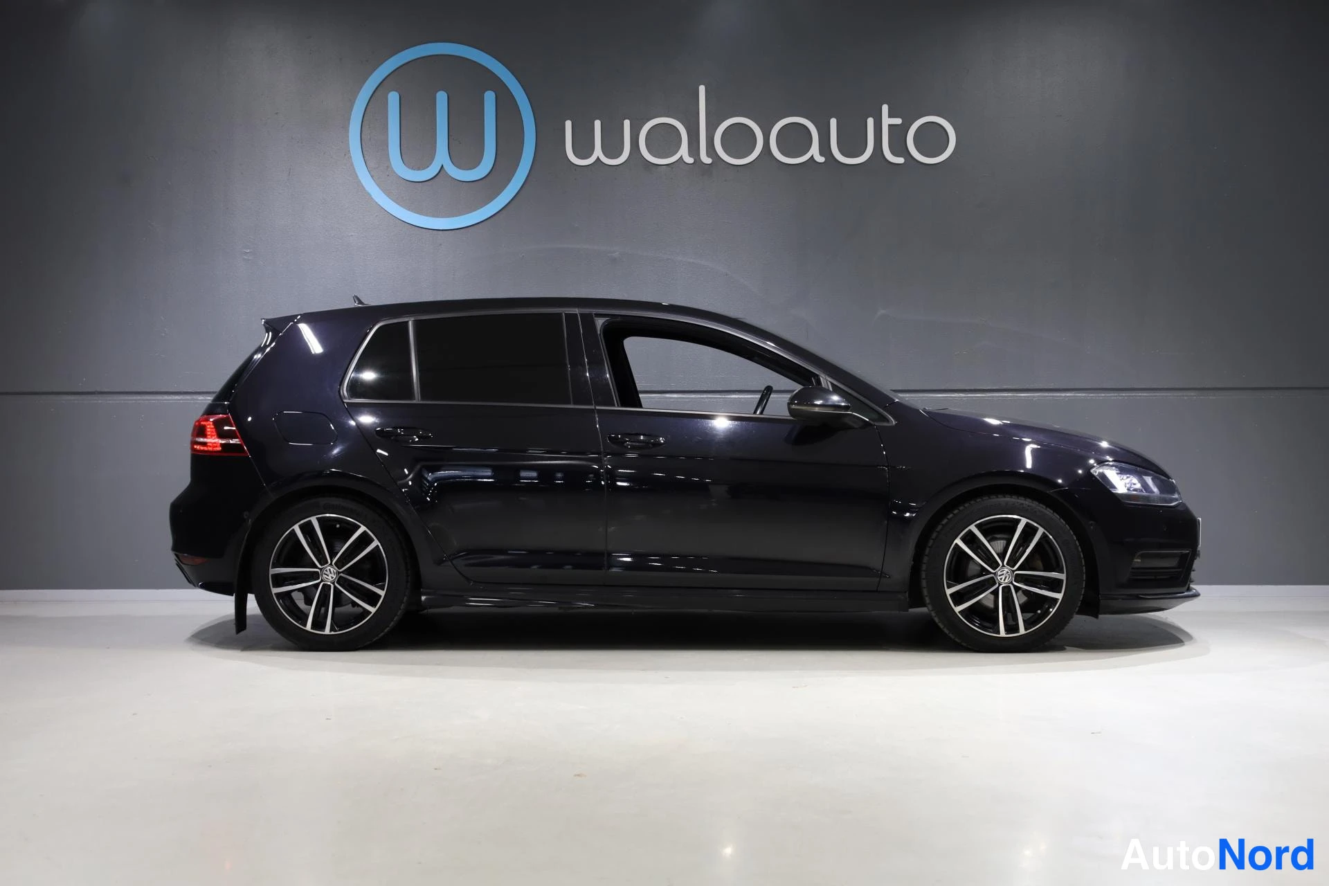 Musta Volkswagen Golf 2015, etuviisto, keula oikealle, kuva 3
