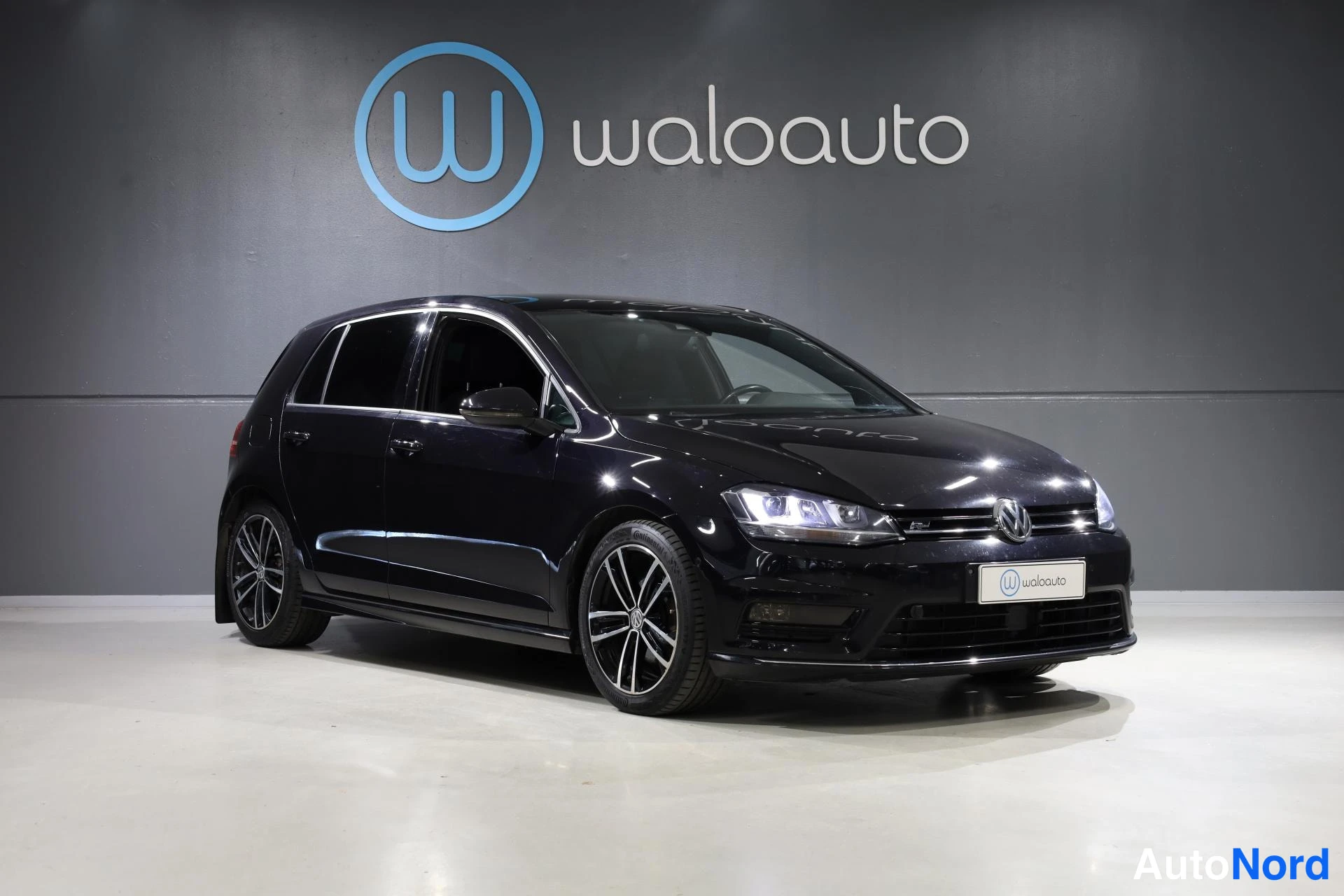 Musta Volkswagen Golf 2015, etuviisto, keula oikealle, kuva 2