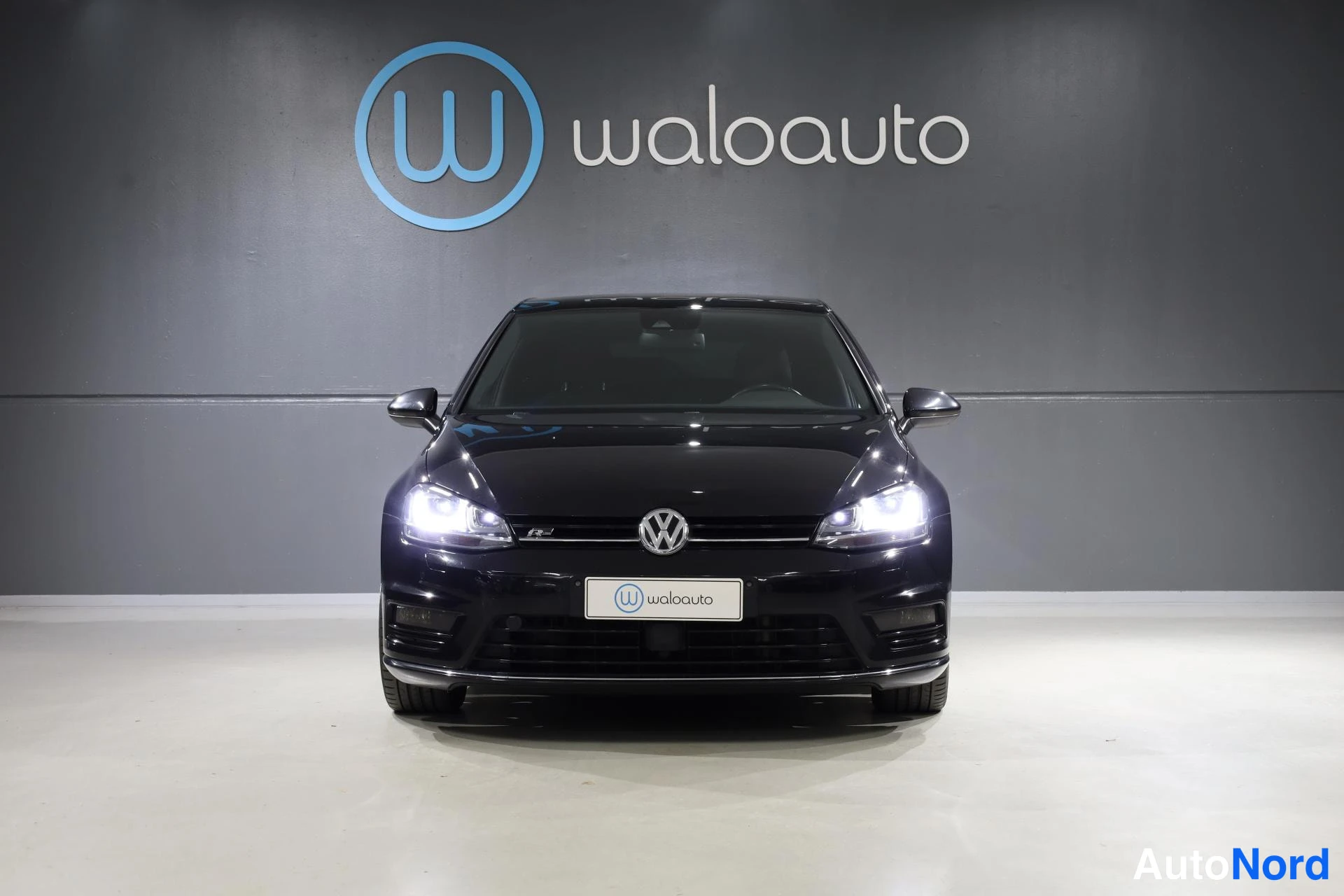 Musta Volkswagen Golf 2015, edestä, kuva 4