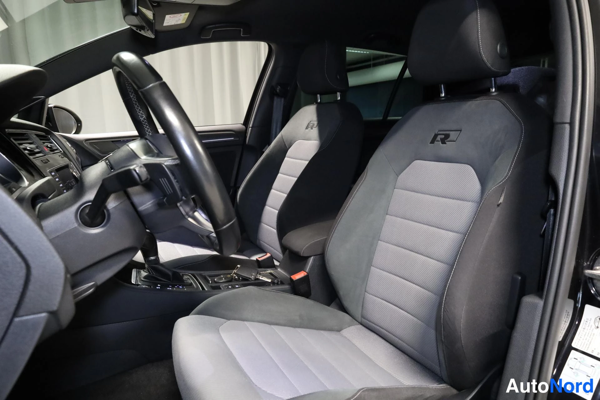 Musta Volkswagen Golf 2015, etuistuimet, kuva 14