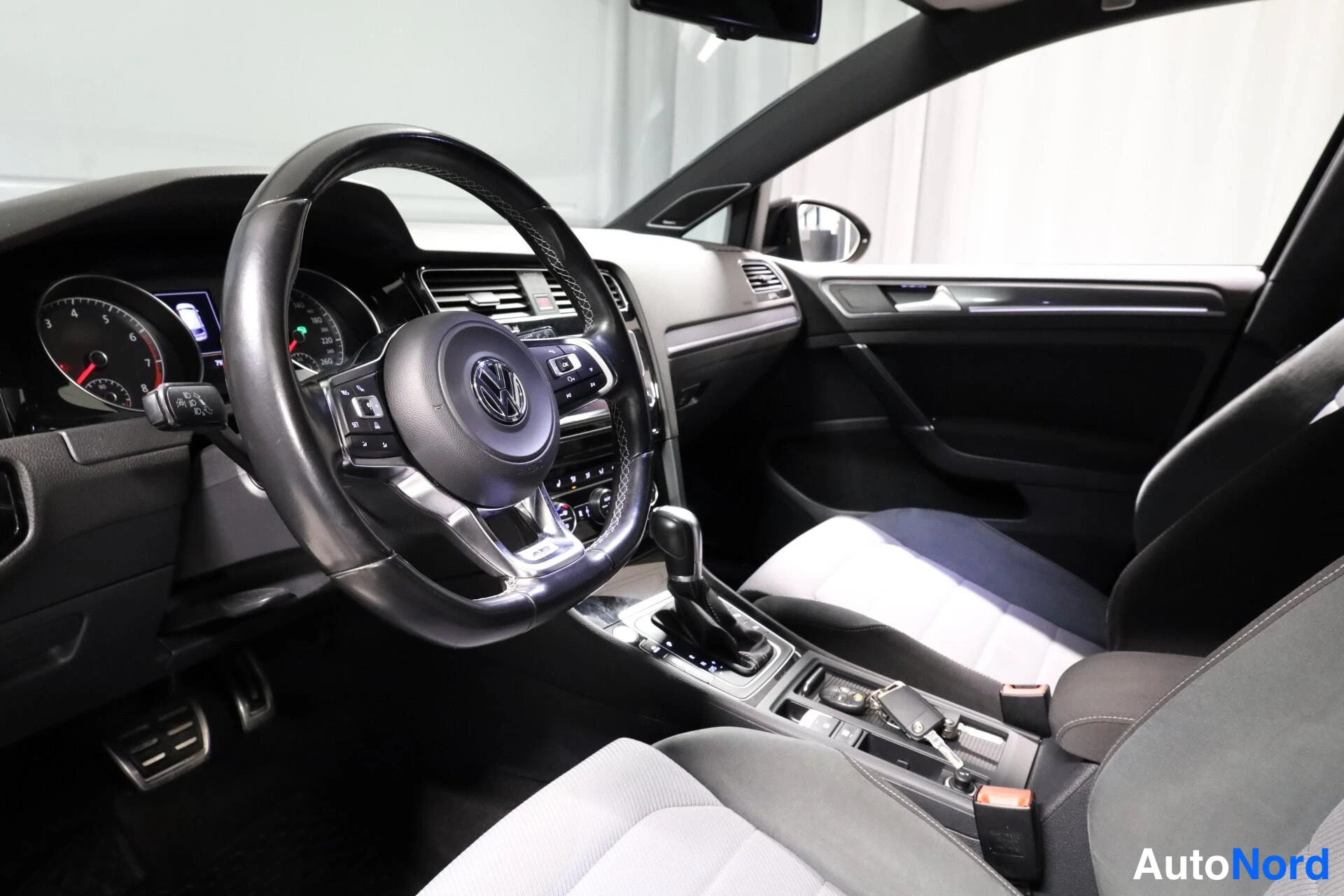 Musta Volkswagen Golf 2015, ohjaamo, kuva 9