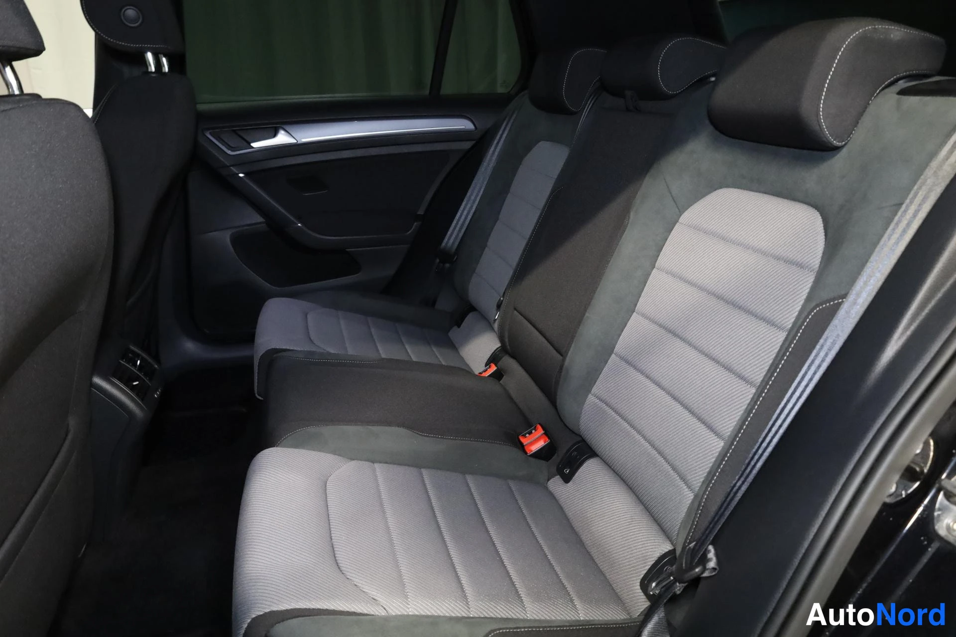 Musta Volkswagen Golf 2015, takaistuimet, kuva 16