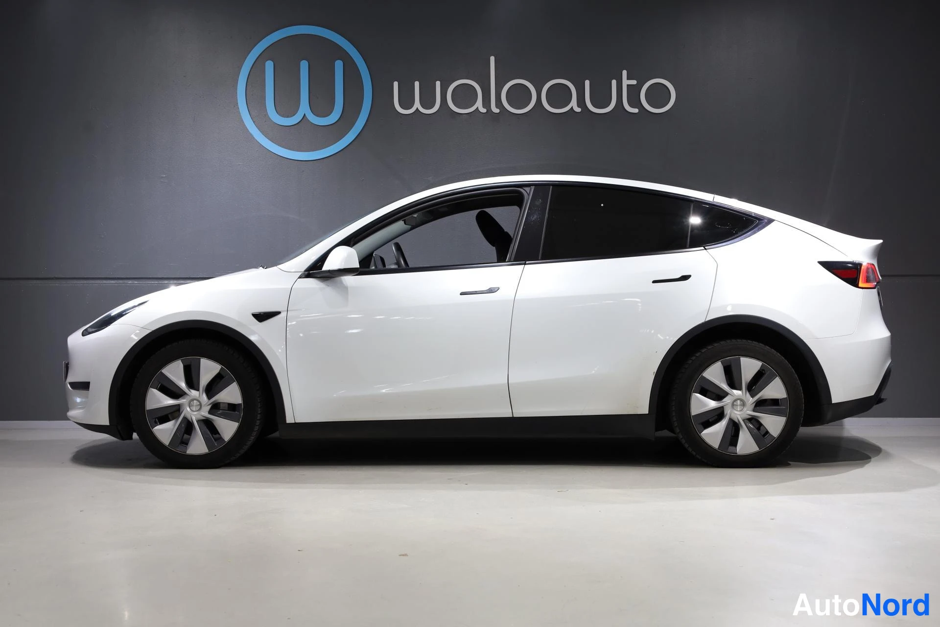 Valkoinen Tesla Model Y 2023, sivulta, kuva 5