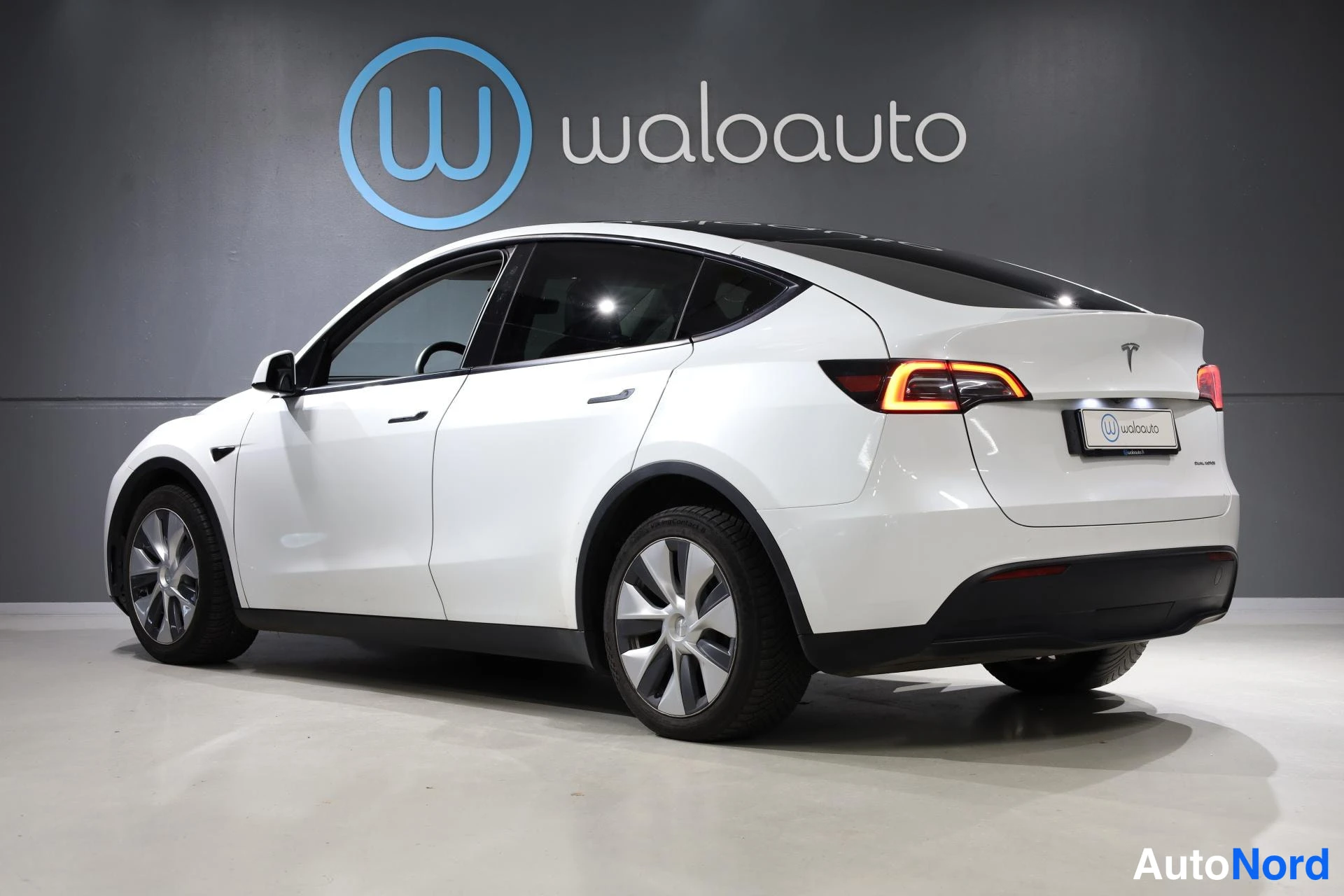 Valkoinen Tesla Model Y 2023, takaviisto, kuva 6