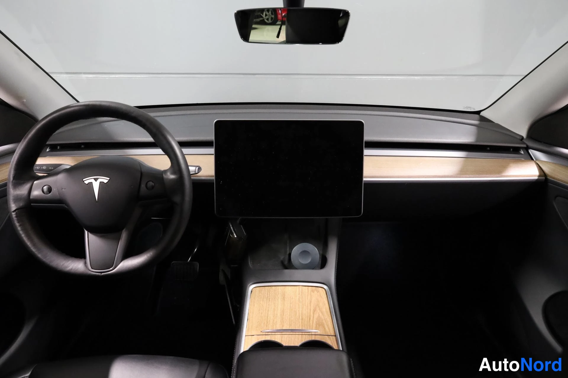 Valkoinen Tesla Model Y 2023, ohjaamo, kuva 10