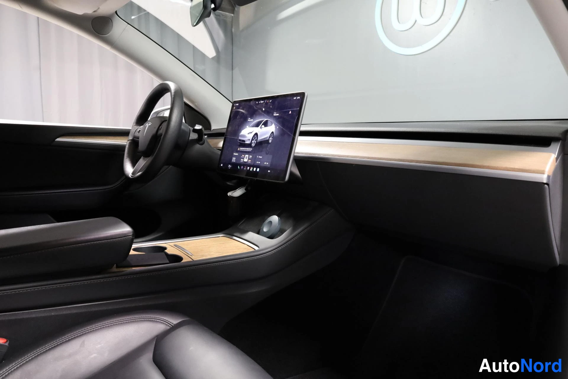 Valkoinen Tesla Model Y 2023, ohjaamo, kuva 11