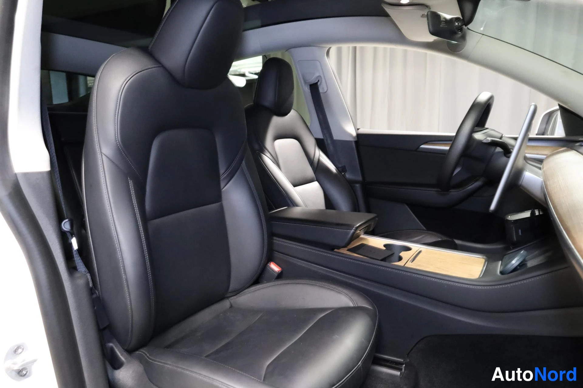 Valkoinen Tesla Model Y 2023, etuistuimet, kuva 13