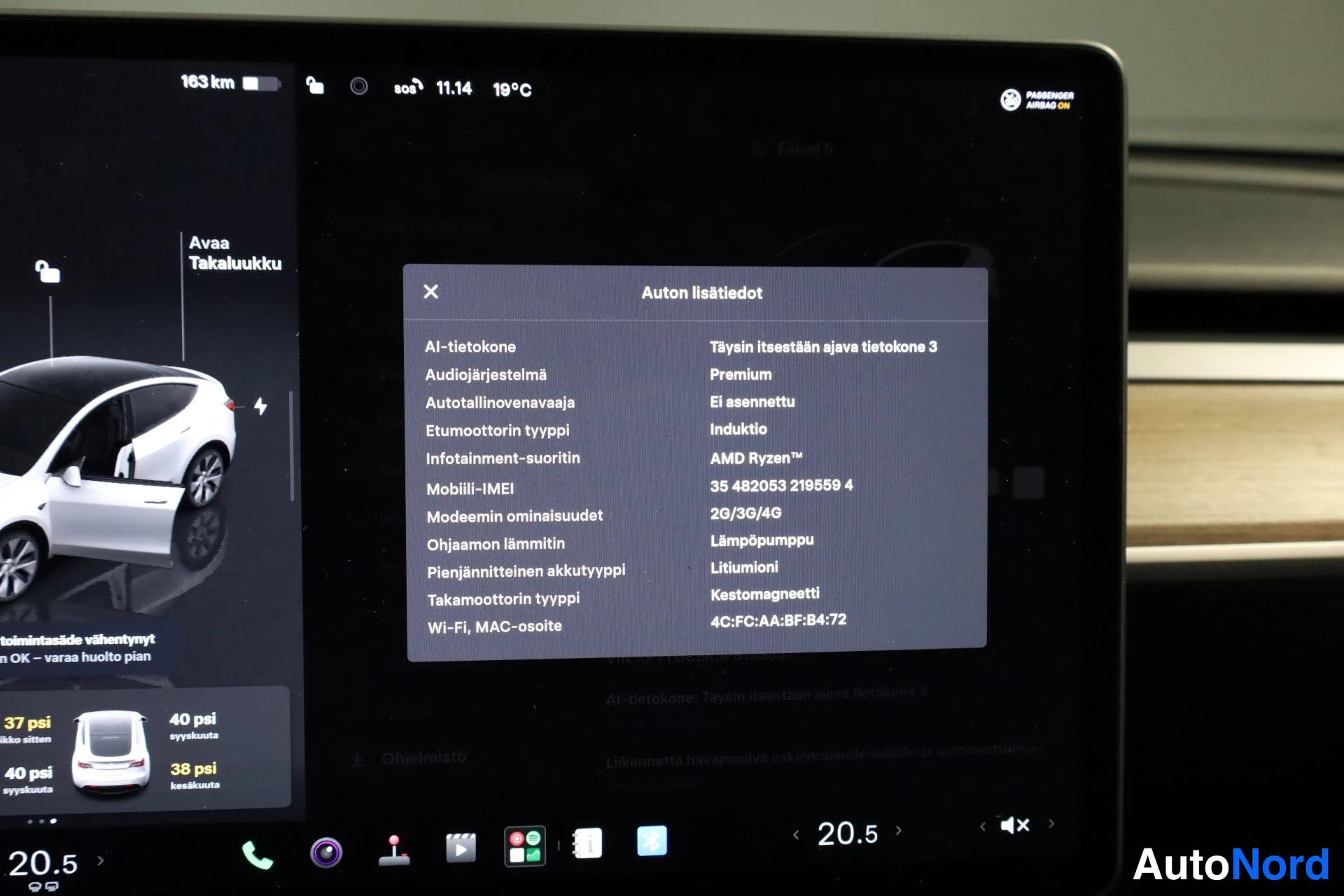 Valkoinen Tesla Model Y 2023, yksityiskohta, kuva 16