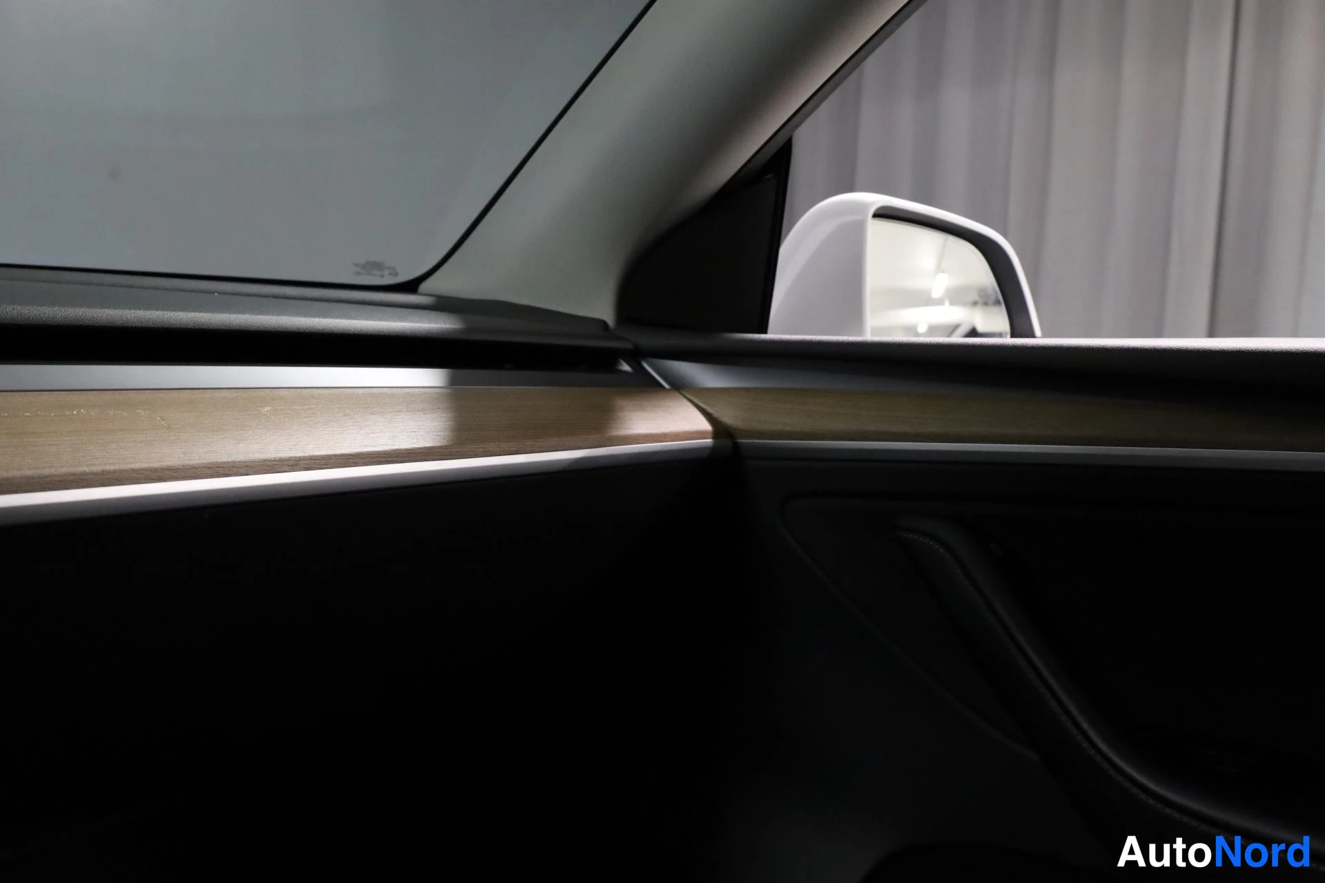 Valkoinen Tesla Model Y 2023, yksityiskohta, kuva 17