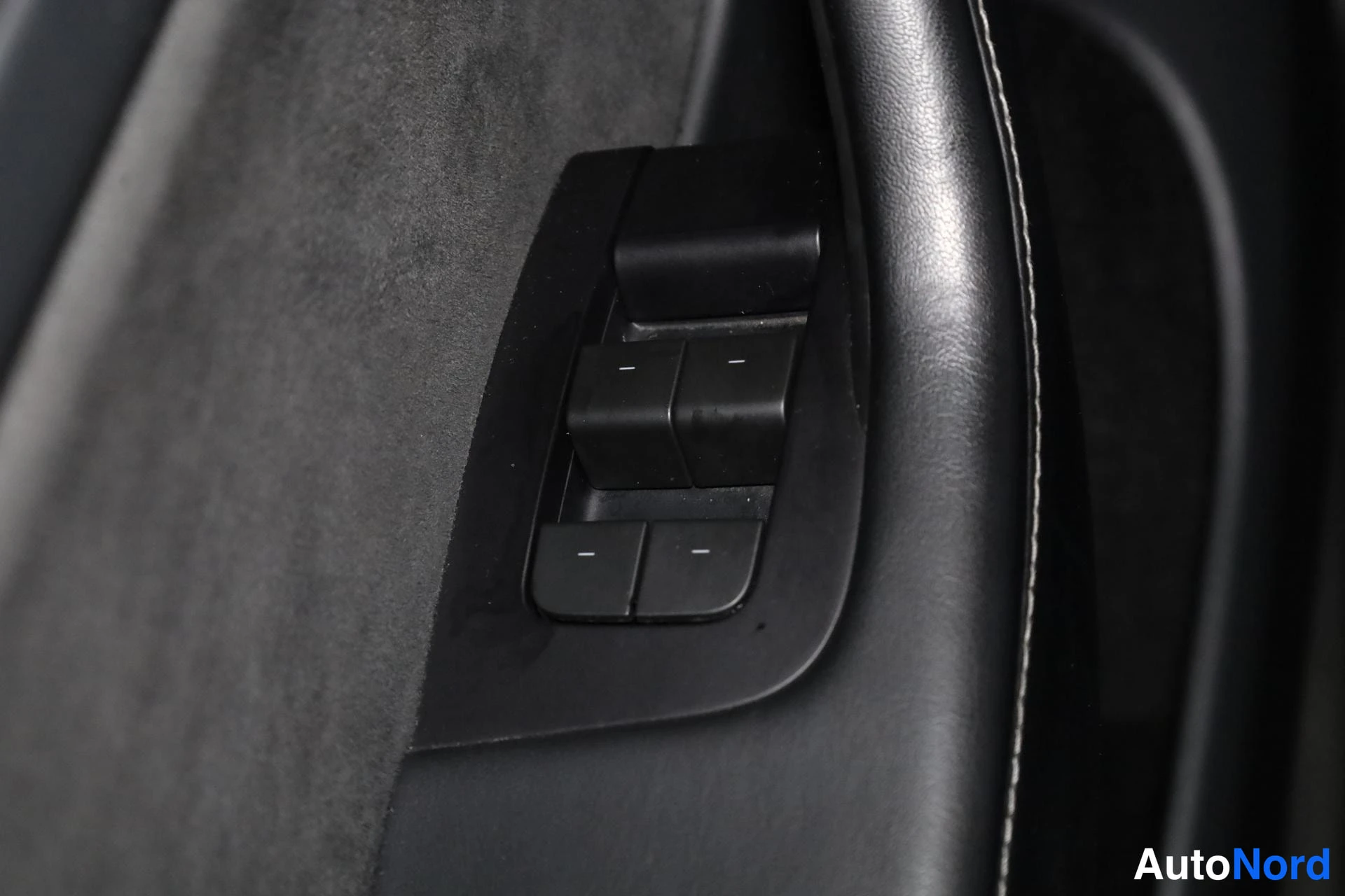 Valkoinen Tesla Model Y 2023, yksityiskohta, kuva 20