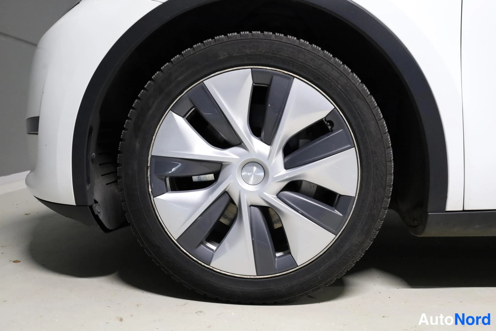 Valkoinen Tesla Model Y 2023, yksityiskohta, kuva 21