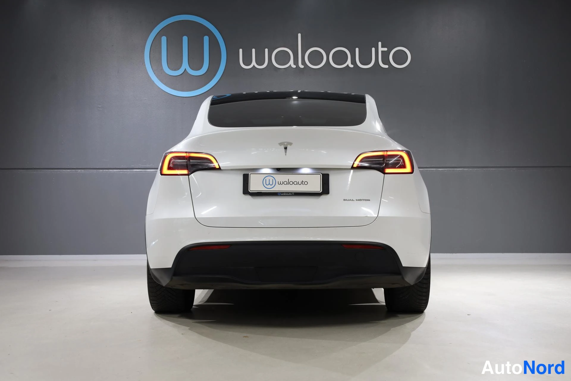 Valkoinen Tesla Model Y 2023, takaa, kuva 8