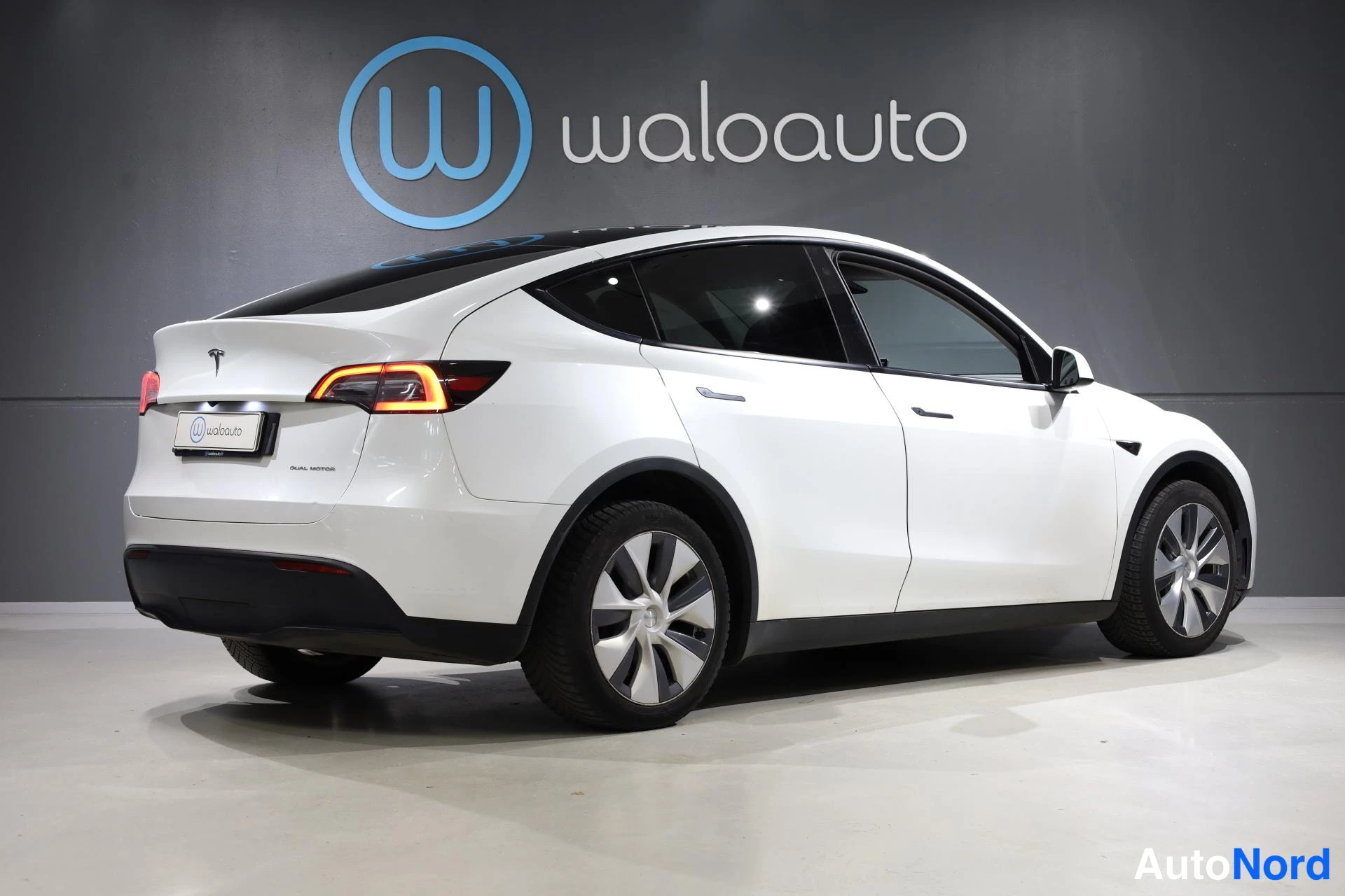 Valkoinen Tesla Model Y 2023, takaviisto, kuva 7