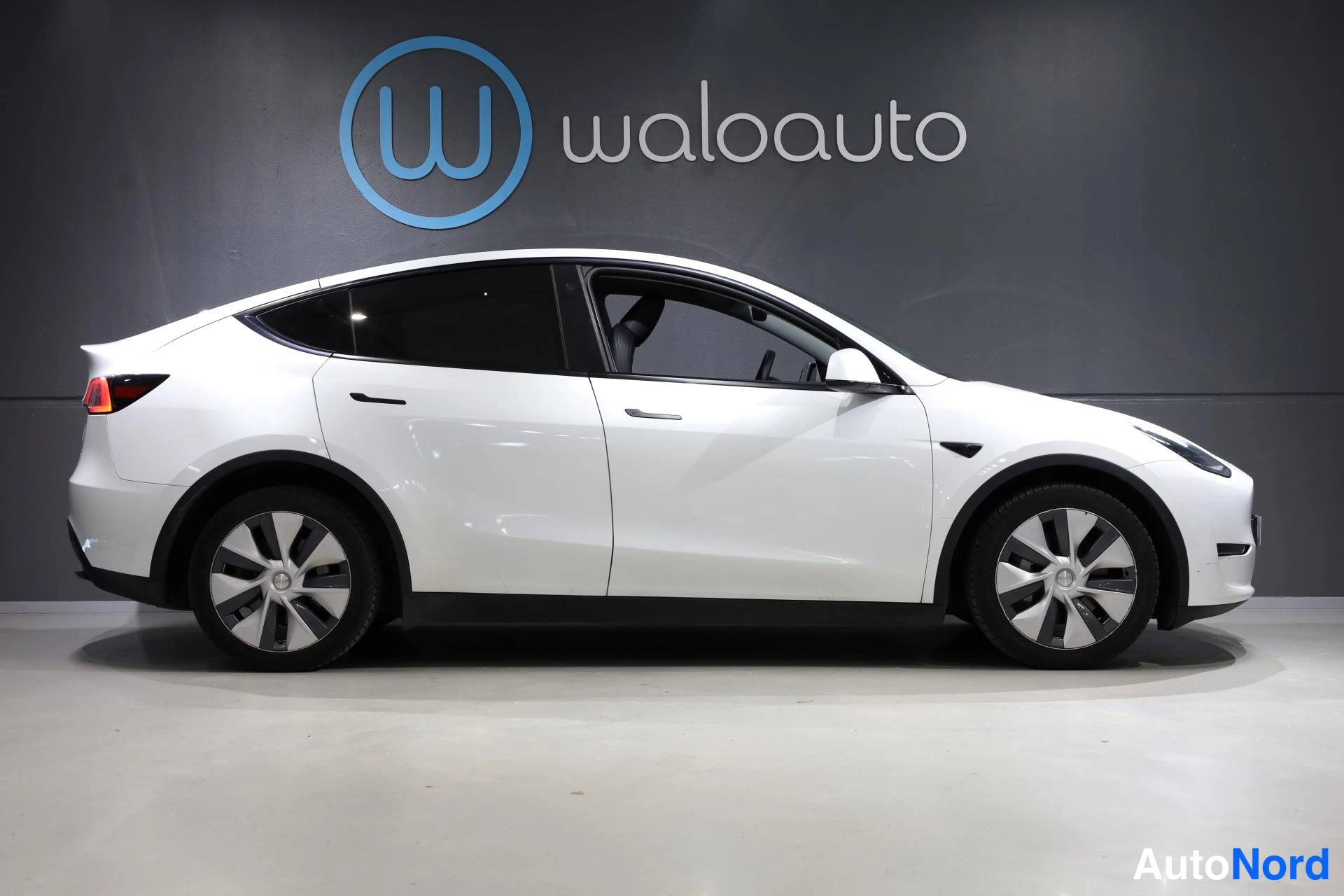 Valkoinen Tesla Model Y 2023, etuviisto, keula oikealle, kuva 2