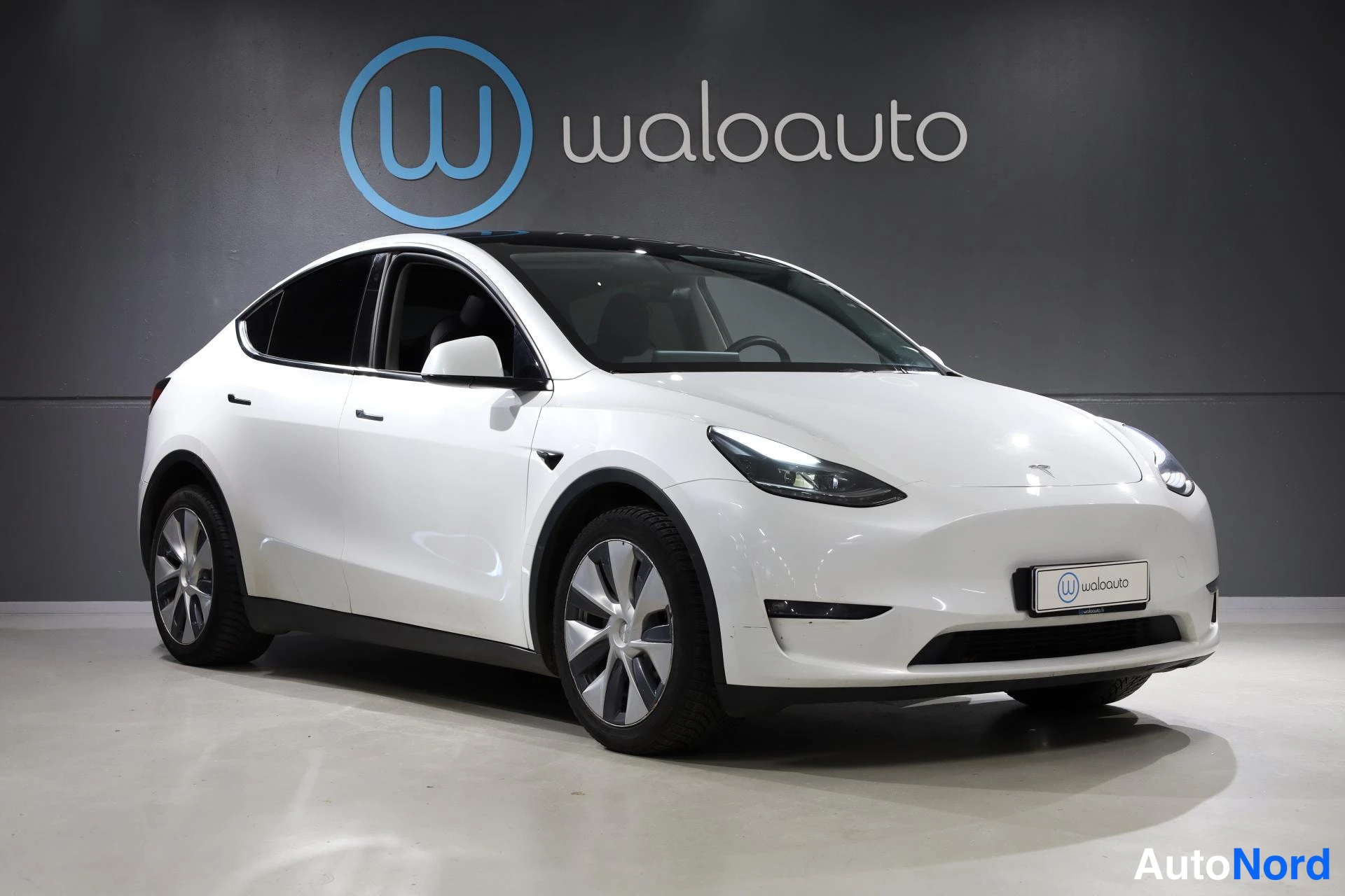 Valkoinen Tesla Model Y 2023, etuviisto, keula oikealle, kuva 3