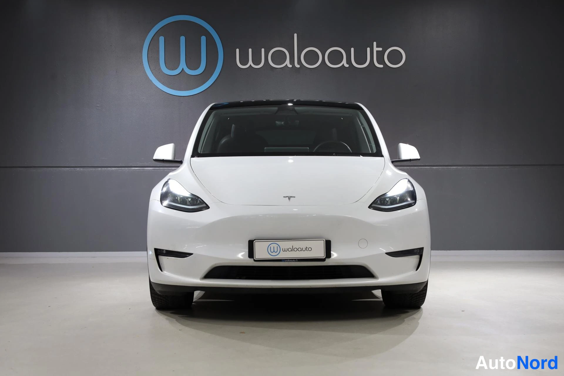Valkoinen Tesla Model Y 2023, edestä, kuva 4