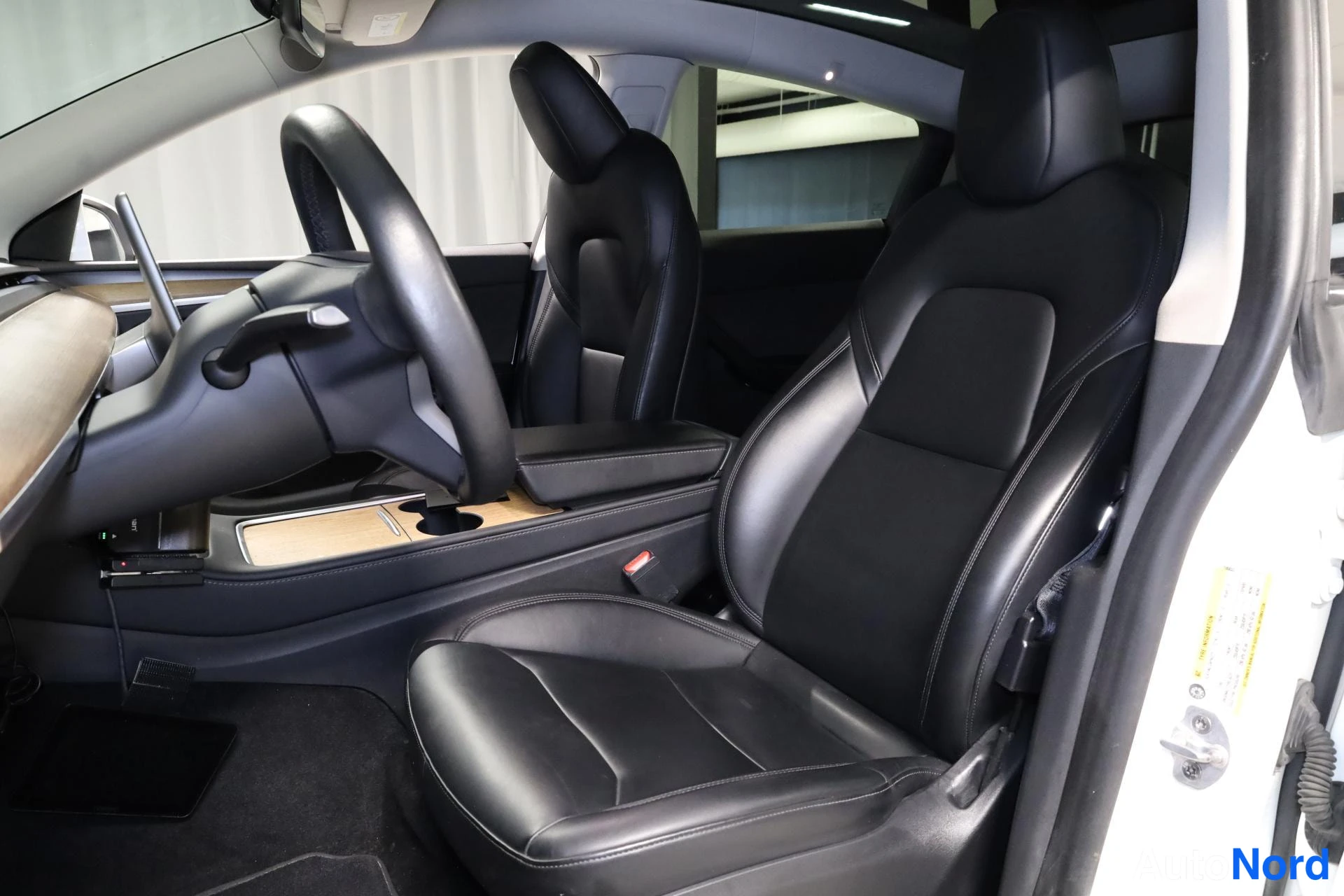 Valkoinen Tesla Model Y 2023, etuistuimet, kuva 12