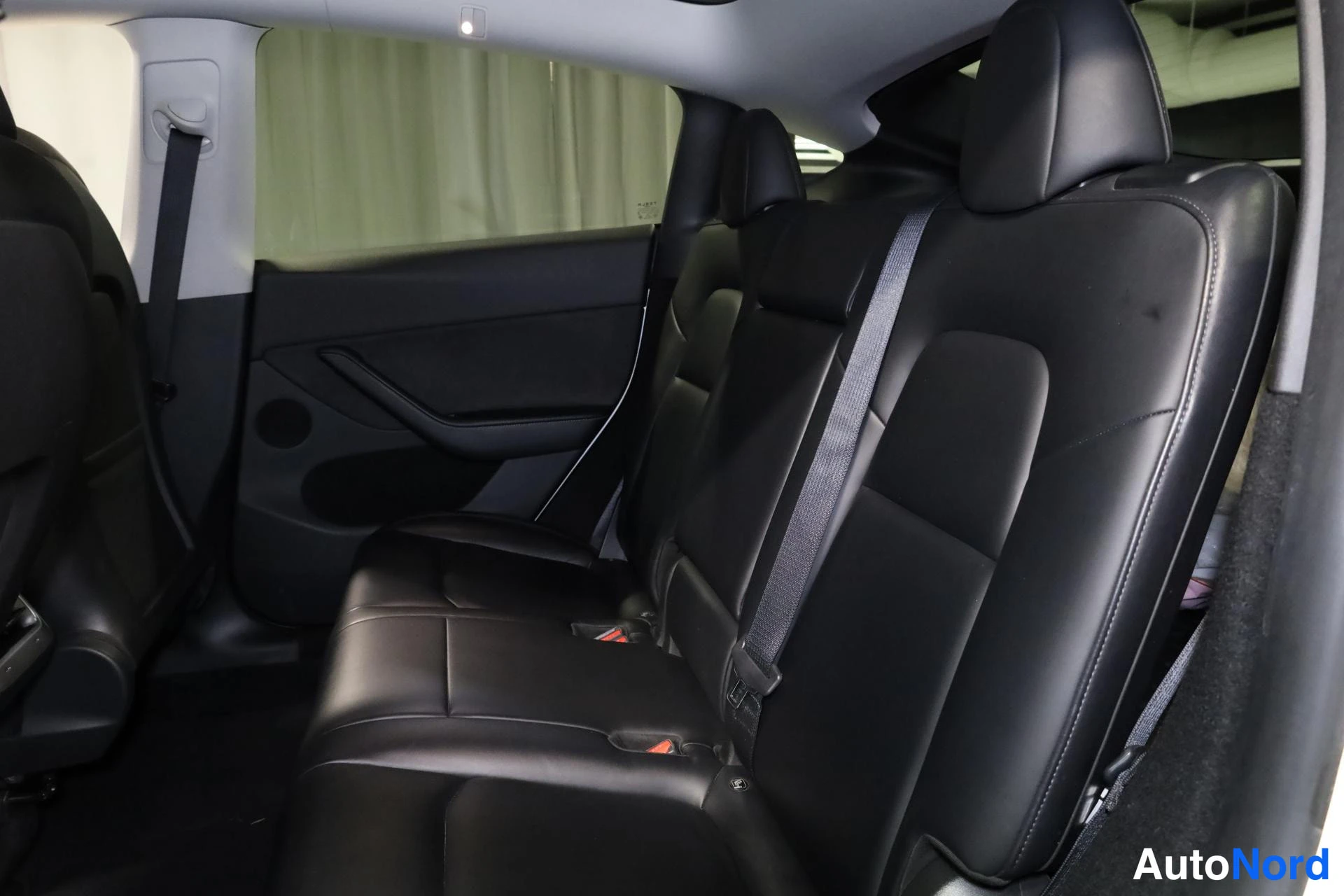 Valkoinen Tesla Model Y 2023, takaistuimet, kuva 14